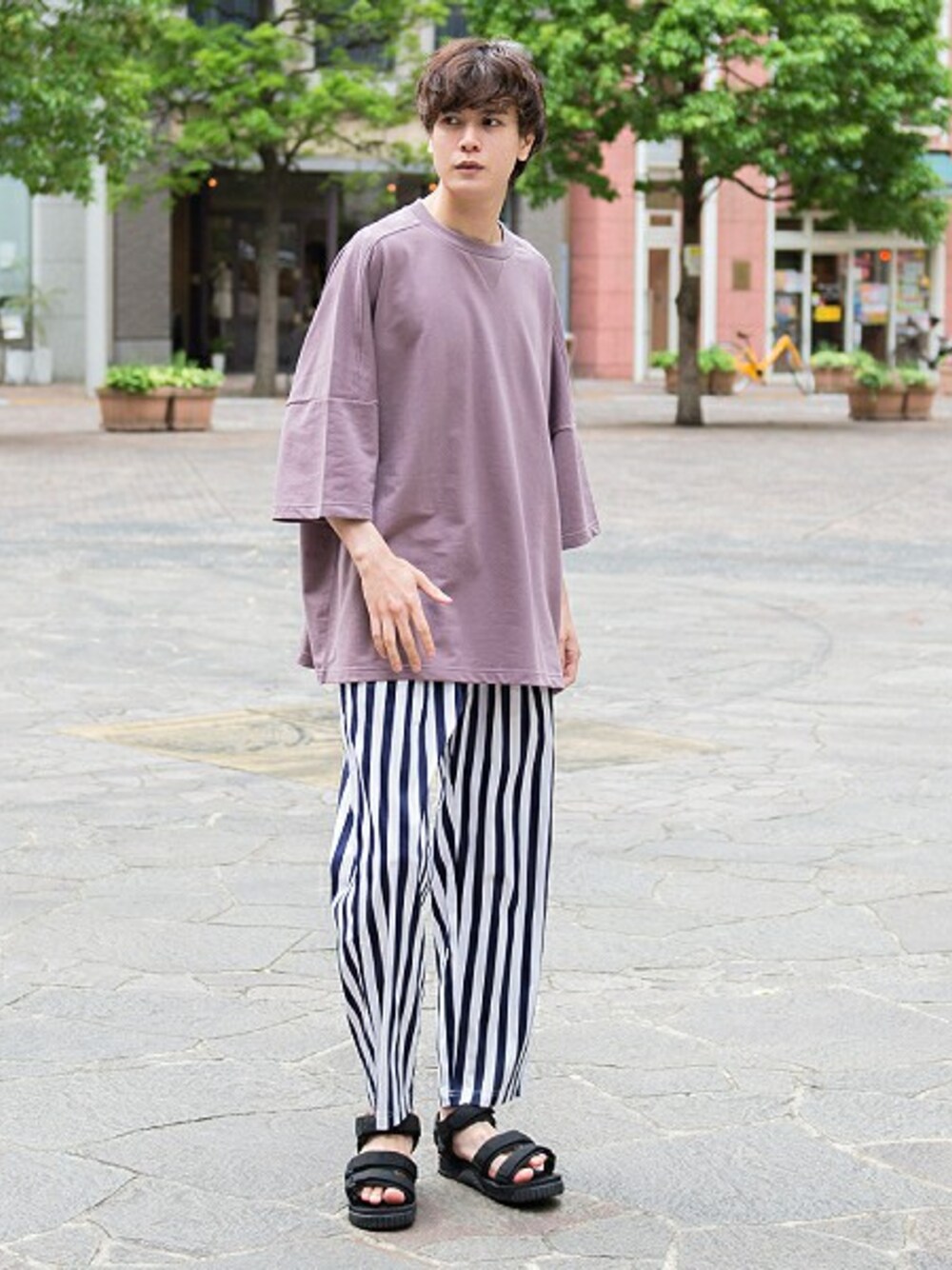 「カジュアル、シンプル、夏、Tシャツ、ストライプ、イージーパンツ、シンプルコーデ、夏コーデ、カジュアルコーデ」｜「UP STARTのドロップショルダースーパービッグTee（Tシャツ/カットソー、パープル系）」を使った、upstart077さん（メンズ・180cm）の夏コーディネートの1枚目の写真