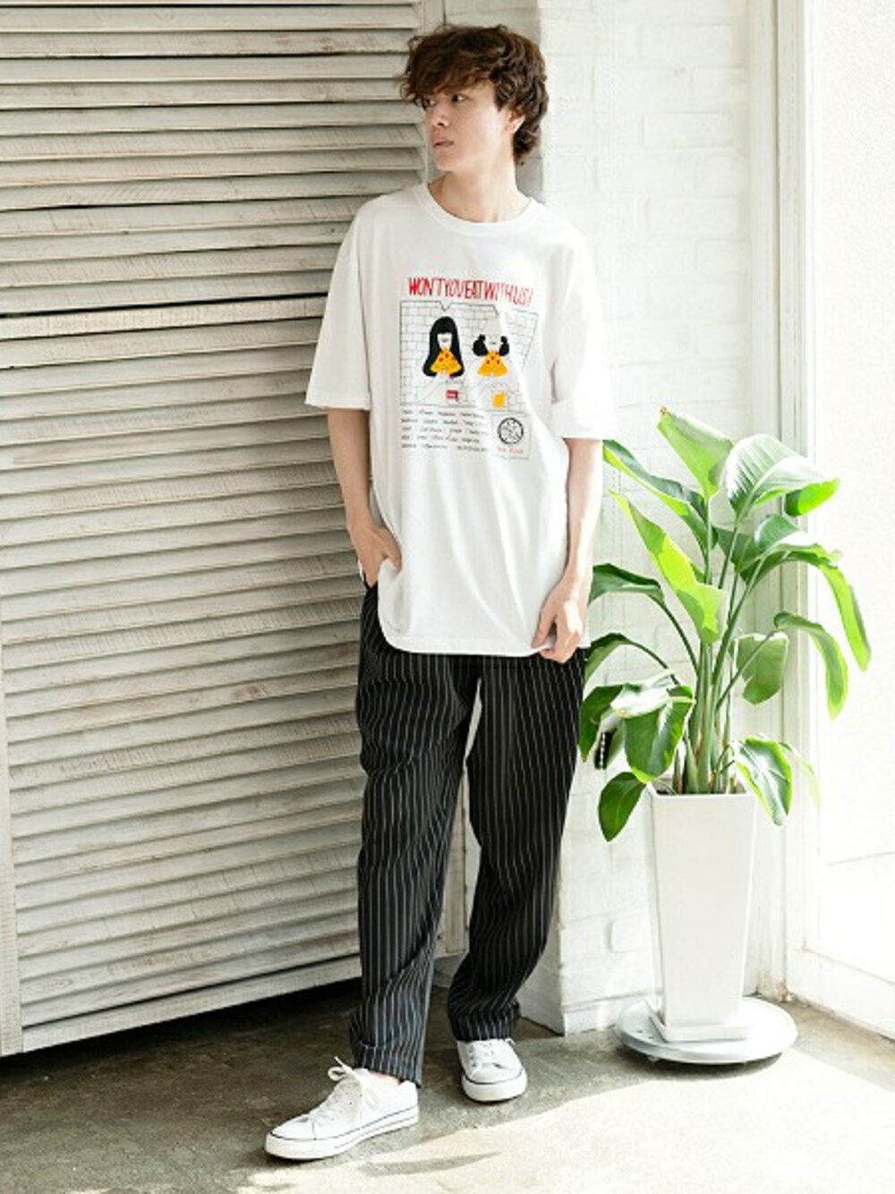 「カジュアル、シンプル、夏、Tシャツ、プリントT、シンプルコーデ、夏コーデ、カジュアルコーデ、白Tシャツ」｜「UP STARTの【Ogawa】グラフィックプリントTシャツ（Tシャツ/カットソー、ホワイト系）」を使った、upstart077さん（メンズ・180cm）の夏コーディネートの1枚目の写真