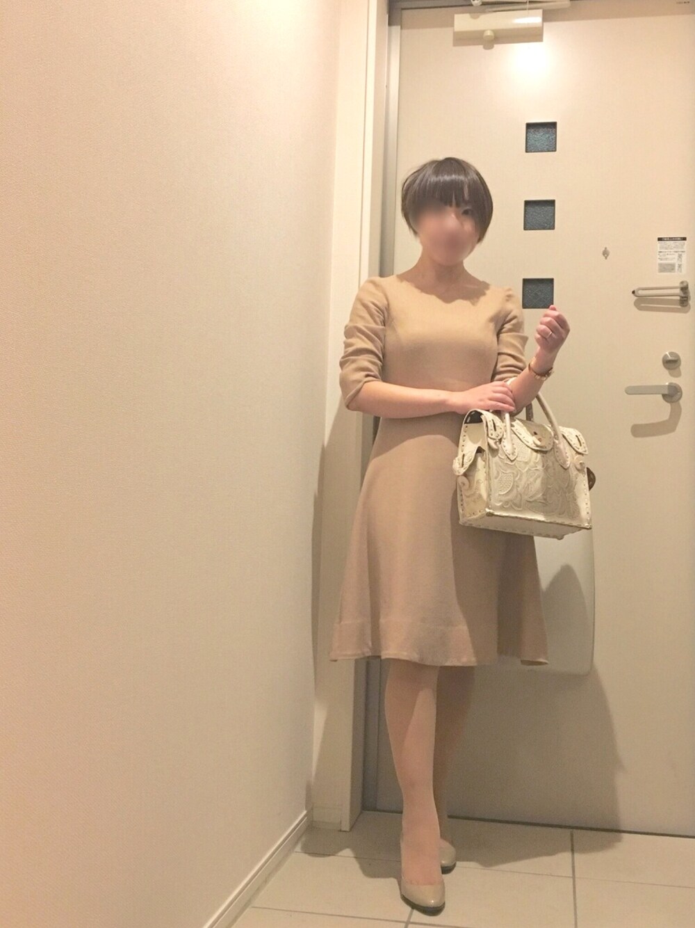 「冬コーデ、シンプルコーデ、大人カジュアル、おしゃれさんと繋がりたい、大人ガーリー、ベージュ、大人コーデ、ワンピース、パンプス、骨格診断ストレート」｜「STRAWBERRY-FIELDSのナナコクロス（ワンピース、ベージュ系）」を使った、hannaさん（レディース・149cm）の冬コーディネートの1枚目の写真