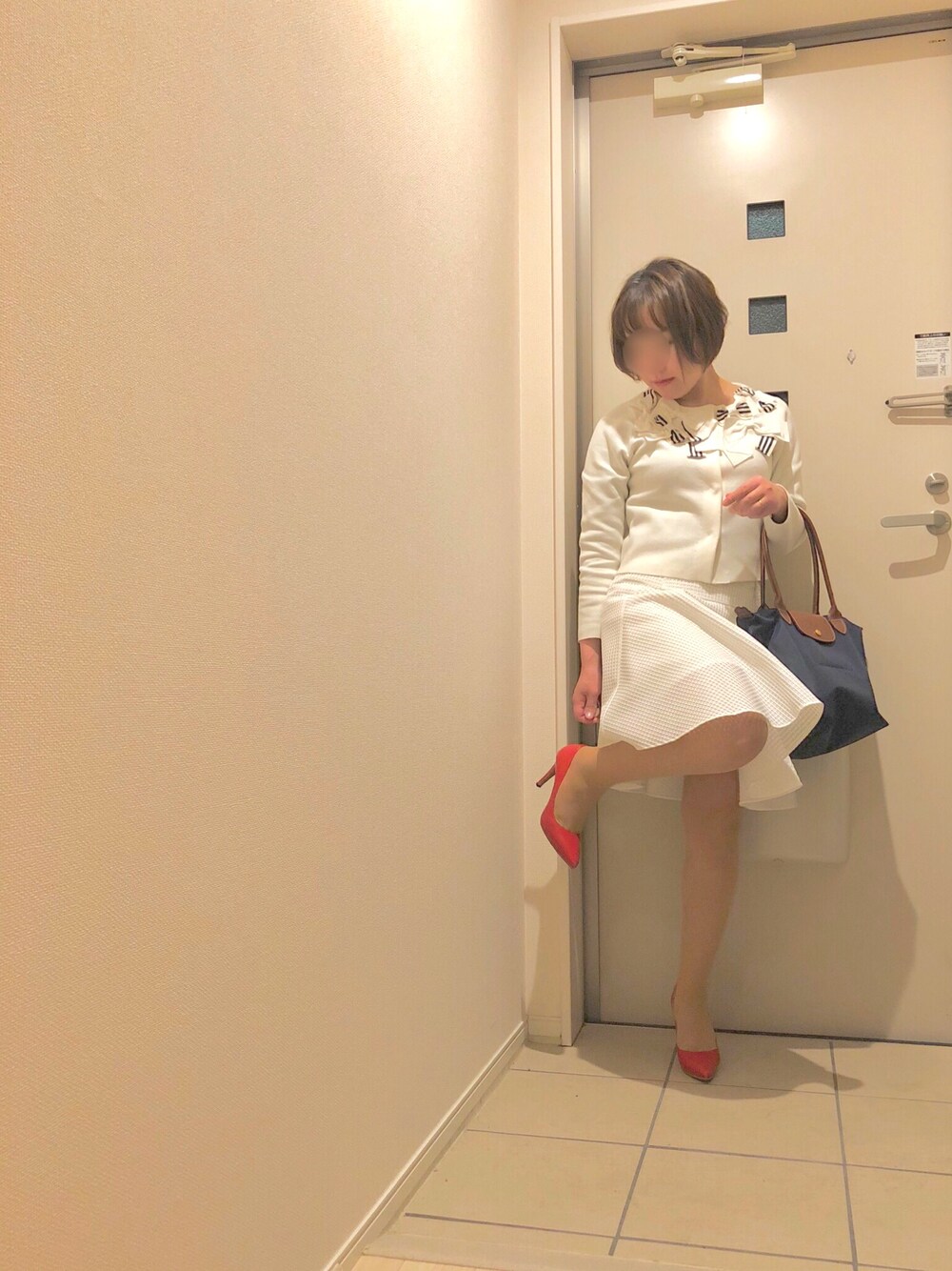 「春、おしゃれさんと繋がりたい、低身長、outfit、きれいめカジュアル、はるコーデ、きれいめコーディネート、エレガント、ホワイトコーデ、ガーリー」｜「DIANAのアイテム（パンプス、レッド系）」を使った、hannaさん（レディース・149cm）の春コーディネートの1枚目の写真