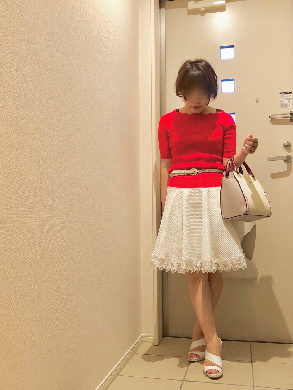 「シンプルコーデ、休日スタイル、オトナカジュアル、オトナ女子、ootd、ホワイト、フレアスカート、赤、フィットアンドフレア」｜「DIANAのアイテム（サンダル、ホワイト系）」を使った、hannaさん（レディース・149cm）の夏コーディネートの1枚目の写真