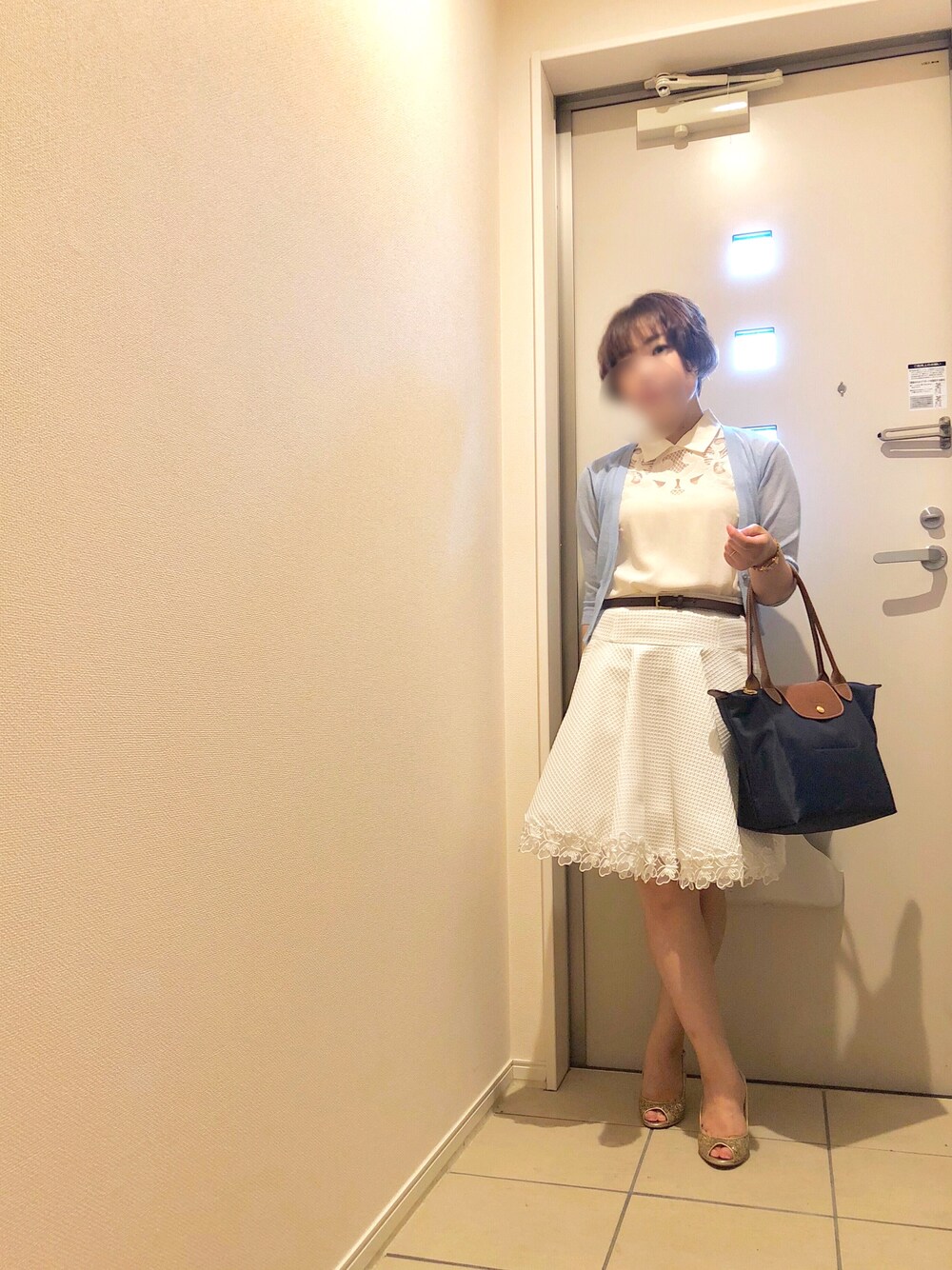 「オトナカジュアル、オトナ女子、透け感、サンダル、スカート、レーストップス、スカートスタイル、きれいめコーディネート、コンサバ、ホワイトコーデ」｜「DIANAのアイテム（サンダル、ゴールド系）」を使った、hannaさん（レディース・149cm）の夏コーディネートの1枚目の写真