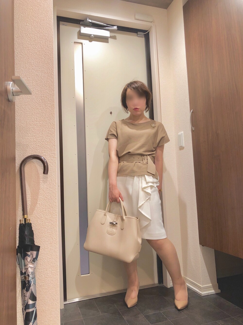 「秋服、秋色、おしゃれさんと繋がりたい、ベージュ、秋のコーデ、ウエストマーク、タイトスカート、太ベルト、オフィスカジュアル」｜「アクセーヌのアイテム（長傘、ブルー系）」を使った、hannaさん（レディース・149cm）の秋コーディネートの1枚目の写真