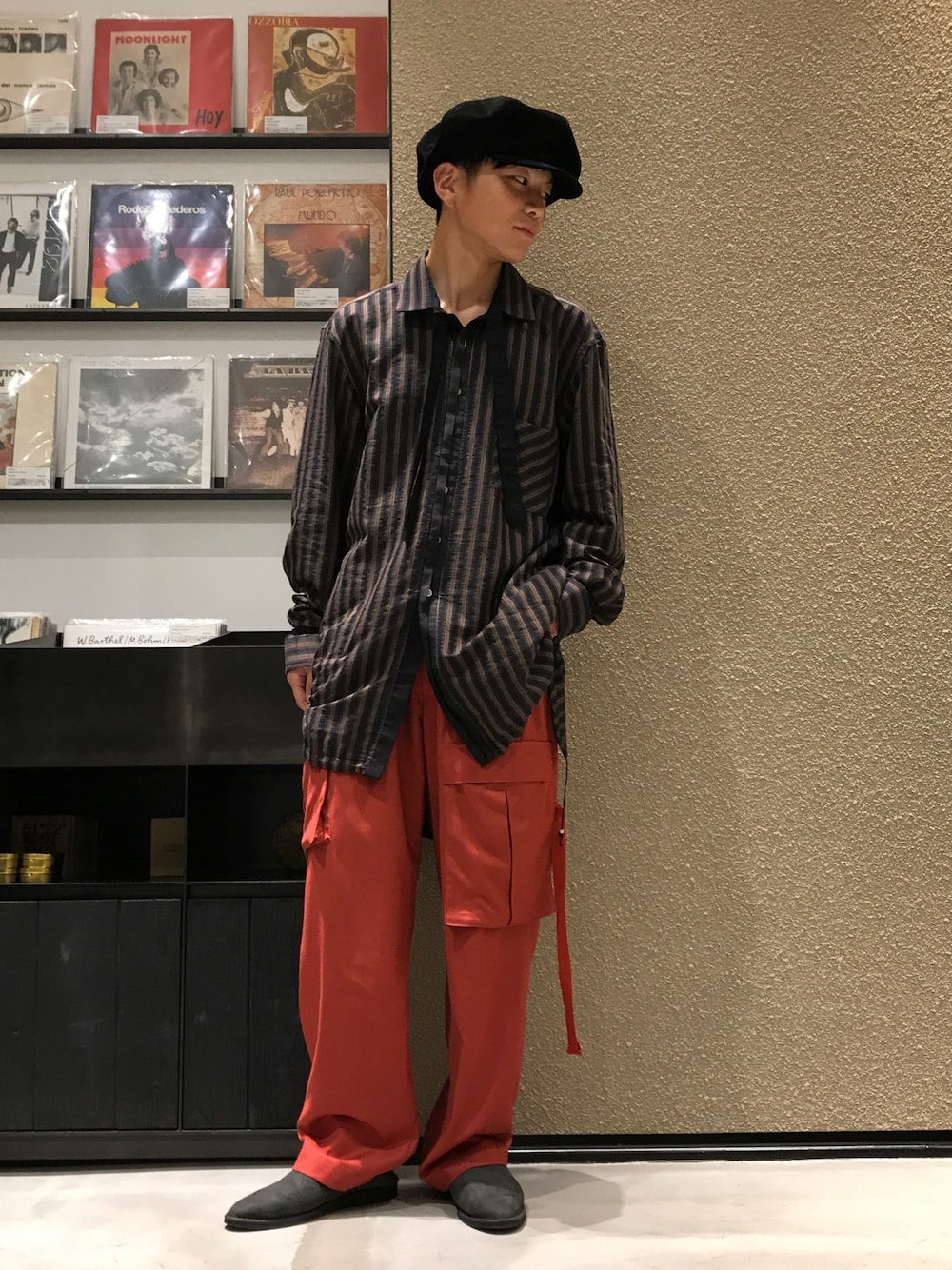 「秋冬、秋冬コーデ、Hender Scheme、シンプル、シンプルコーデ、カーゴパンツ、オーバーサイズ、ラフ、ootd、大人カジュアル」｜「Hender SchemeのHender Scheme water proof cascket（キャスケット、ブラック系）」を使った、Hideya -吾亦紅-さん（メンズ・173cm）の夏コーディネートの1枚目の写真