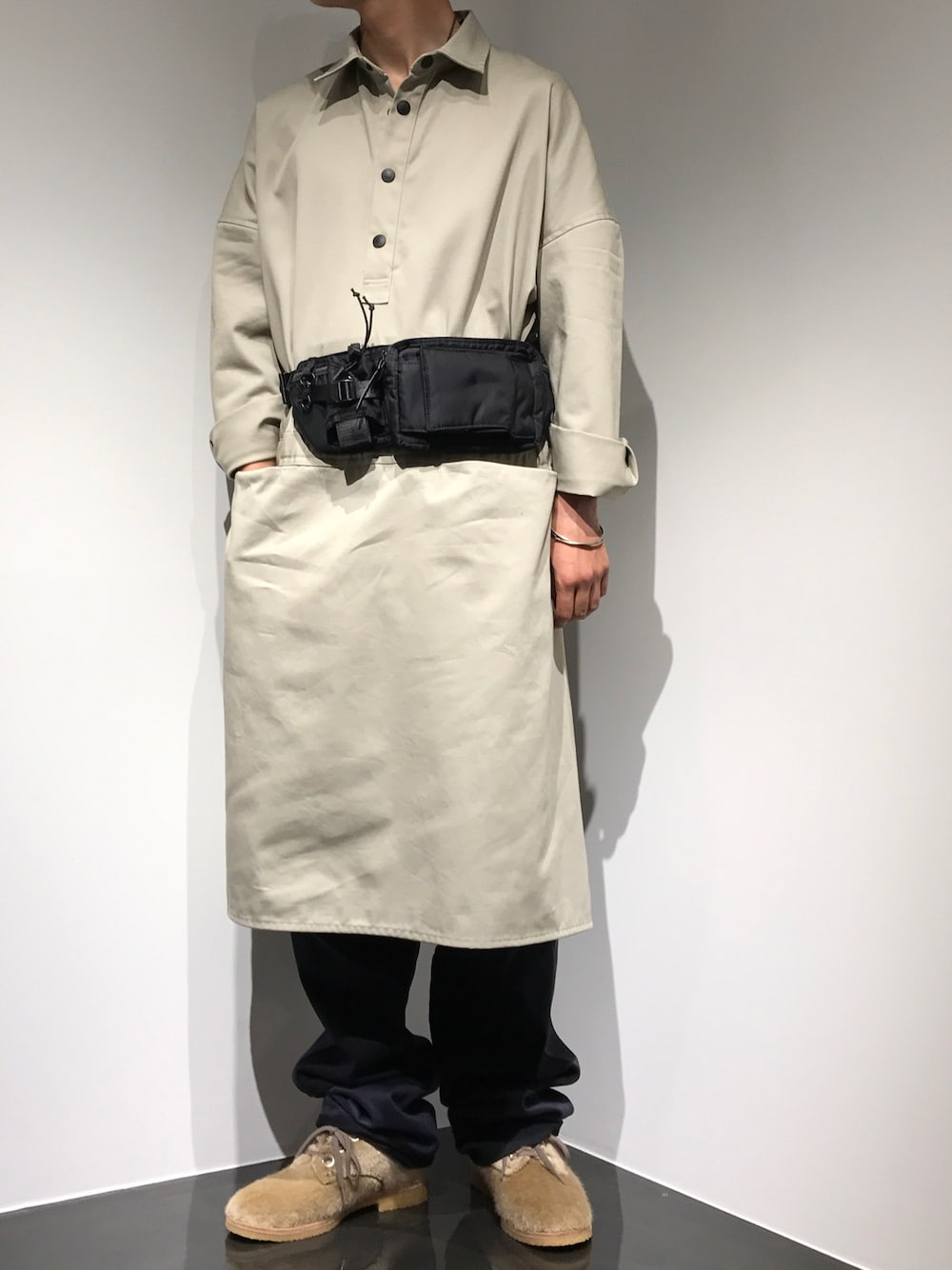 「GARDEN TOKYO、吾亦紅、エプロン、Hender Scheme、ootd、秋コーデ、ウエストバッグ、大人カジュアル、ラフ、カジュアル」｜「GARDEN TOKYOのアイテム（ボディバッグ/ウエストポーチ、ブラック系）」を使った、Hideya -吾亦紅-さん（メンズ・173cm）の秋コーディネートの1枚目の写真