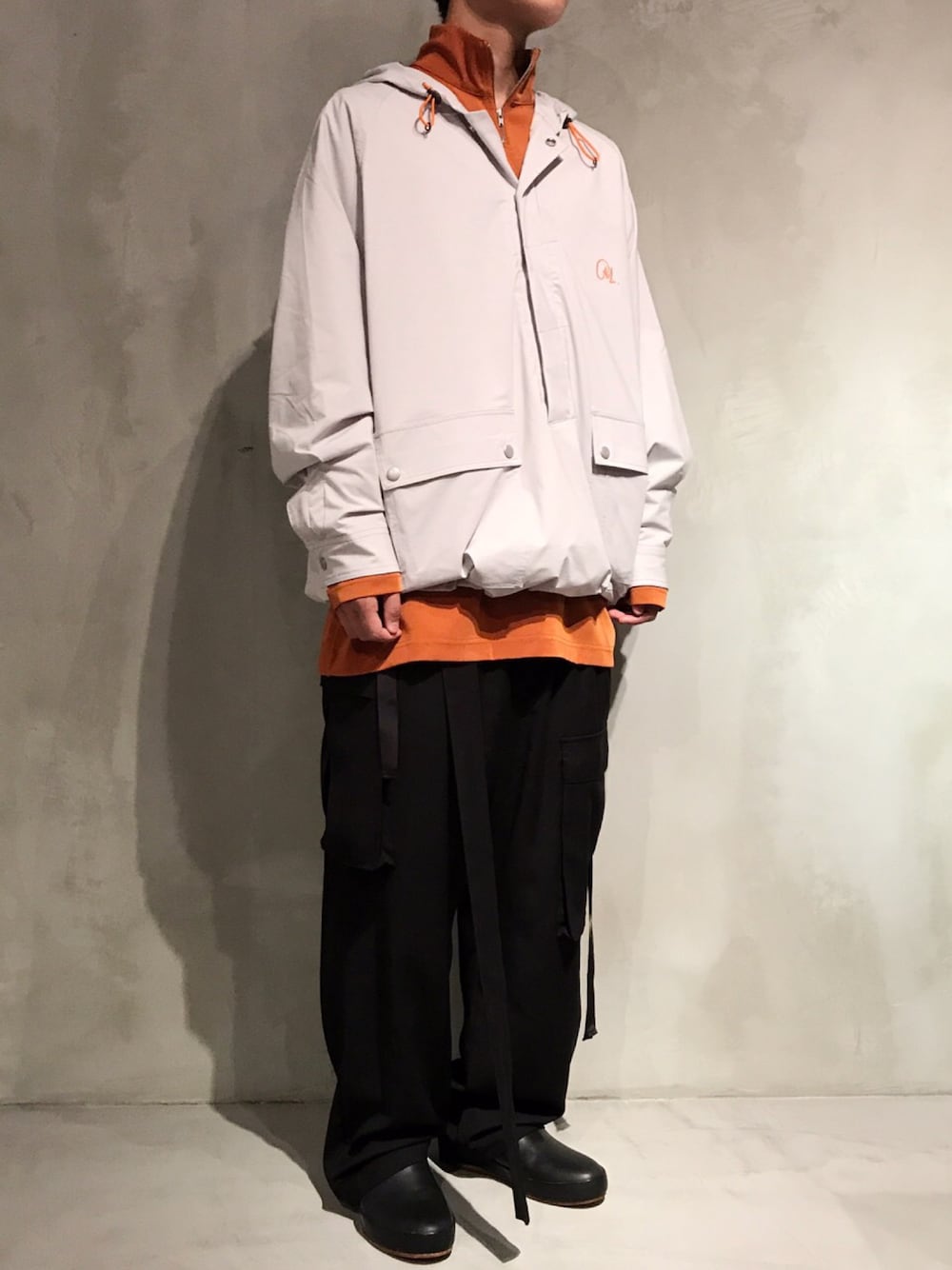 「GARDEN TOKYO、シンプル、ootd、秋のコーデ、アウトドアスタイル、ラフ、オーバーサイズ、レイヤードスタイル、ラブアンドピース2017、きれいめカジュアル」｜「ESSAYのアイテム（マウンテンパーカー、ホワイト系）」を使った、Hideya -吾亦紅-さん（メンズ・173cm）の秋コーディネートの1枚目の写真
