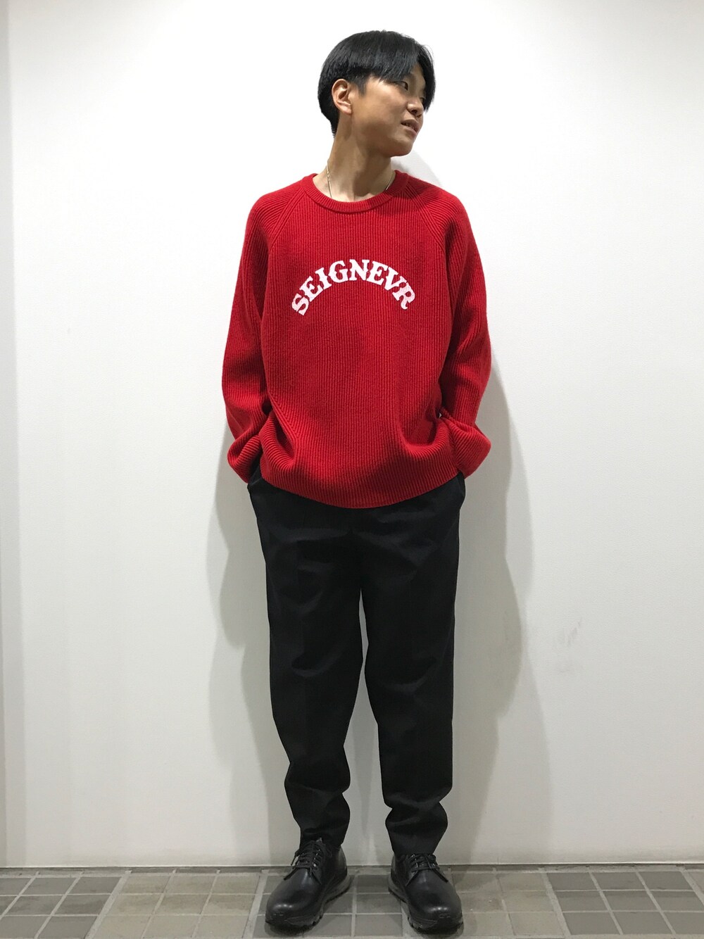 「ootd、GARDEN TOKYO、秋のコーデ、ニット、赤、ラフ、オーバーサイズ、きれいめカジュアル、スラックス、コク色シャドウ」｜「ESSAYのアイテム（ニット/セーター、レッド系）」を使った、Hideya -吾亦紅-さん（メンズ・173cm）の秋コーディネートの1枚目の写真