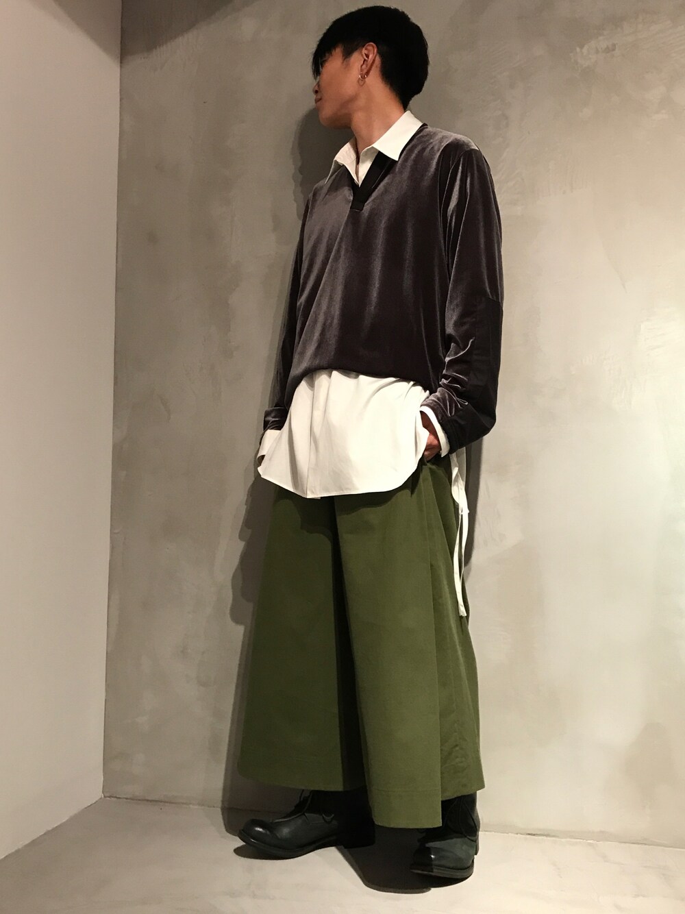 ホワイト系のシャツ/ブラウス、グレー系のTシャツ/カットソー、グリーン系のスラックスを着用したメンズの秋コーディネートの1枚目の写真