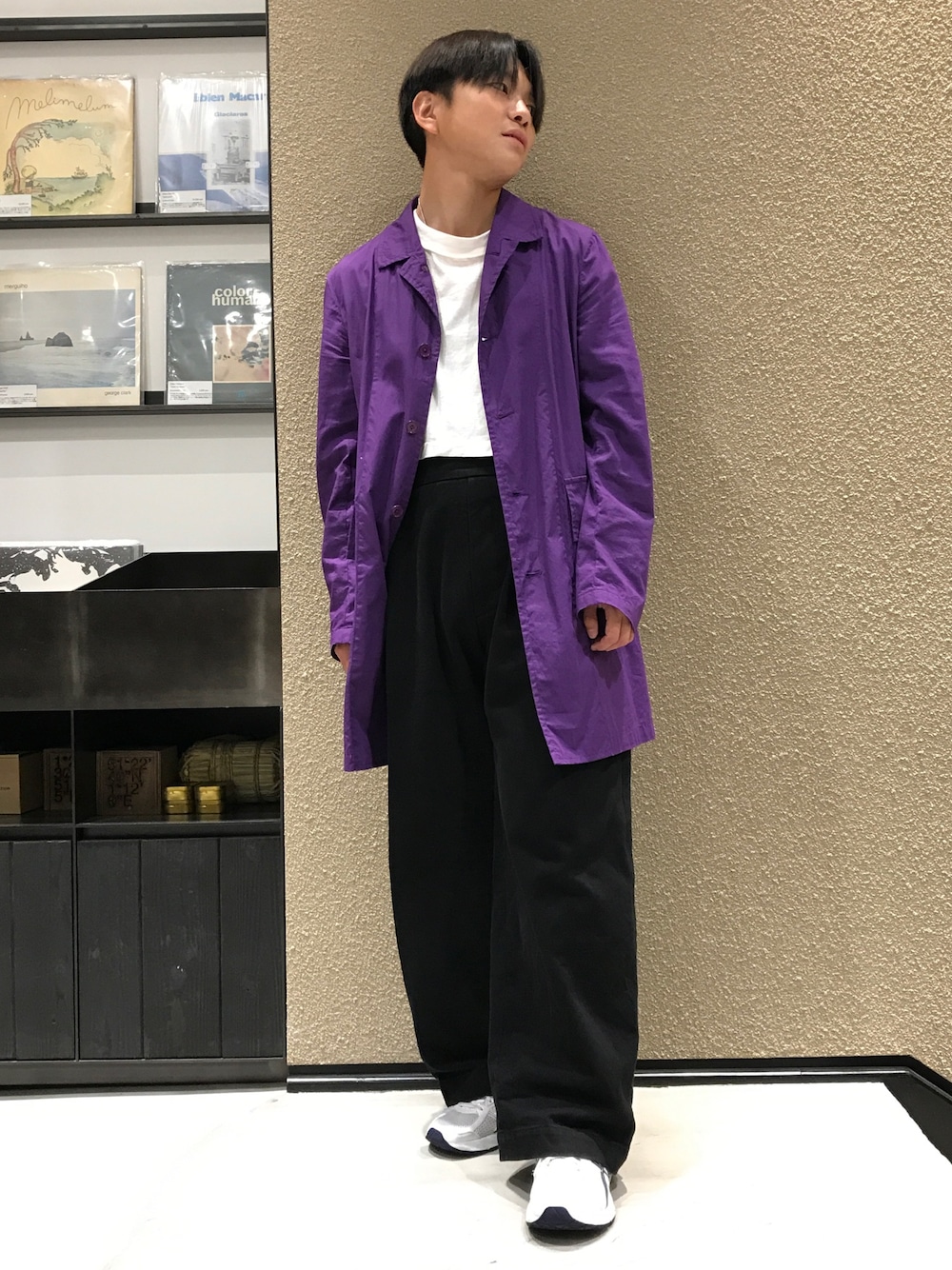 「GARDEN TOKYO、ootd、レイヤードスタイル、ワイドパンツ、ワイドデニム、スニーカー、パープル、ステンカラーコート、ラフ、オトナカジュアル」｜「CLASSのアイテム（Tシャツ/カットソー、ホワイト系）」を使った、Hideya -吾亦紅-さん（メンズ・173cm）の秋コーディネートの1枚目の写真