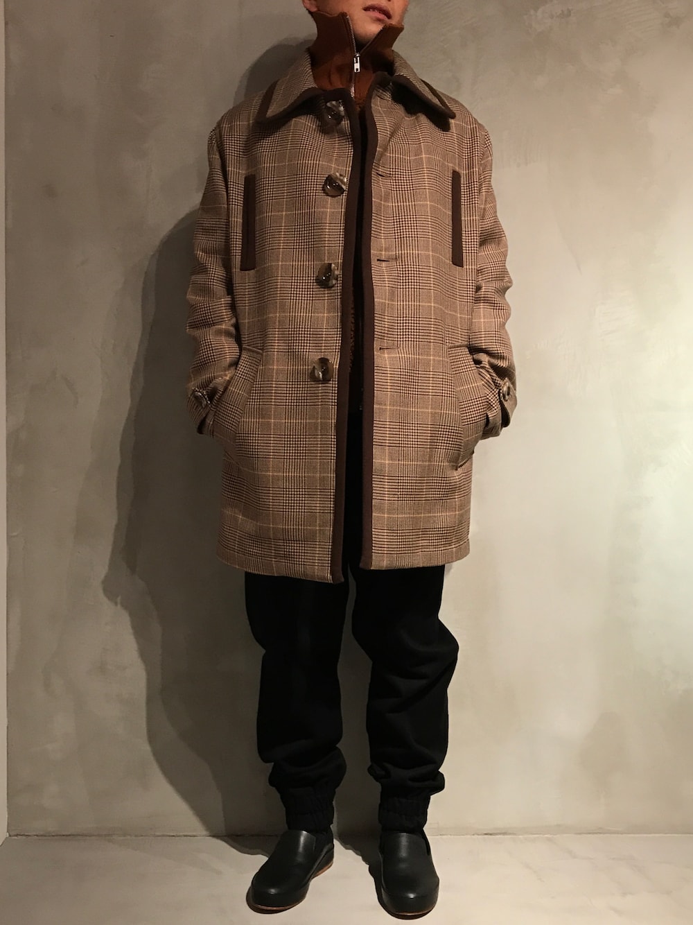 「GARDEN TOKYO、カジュアルコーデ、ootd、ブラウン、チェック、コート、レイヤードスタイル、大人カジュアル、シンプル、デニム」｜「CMMNSWDNのアイテム（ジャージ、ブラウン系）」を使った、Hideya -吾亦紅-さん（メンズ・173cm）の秋コーディネートの1枚目の写真