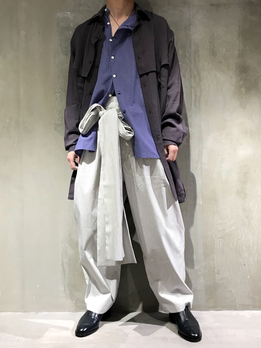 「GARDEN TOKYO、レイヤードスタイル、yohjiyamamoto、ヨウジヤマモト、ストライプ、シンプル、春コーデ、シャツスタイル、ビッグシルエット、ワイドパンツ」｜「Yohji Yamamotoのアイテム（シャツ/ブラウス、パープル系）」を使った、Hideya -吾亦紅-さん（メンズ・173cm）の春コーディネートの1枚目の写真