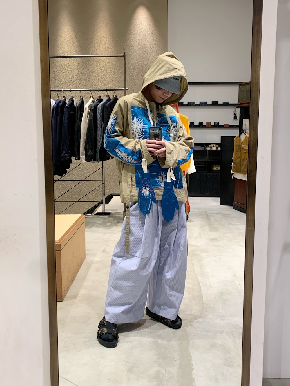 「フード、パーカー、ストライプ、ワイドパンツ、サンダル、ブルー、今日のコーデ、オーバーサイズ、ゆるコーデ、モード」｜「SHINYAKOZUKAのSHINYA KOZUKA /シンヤ コヅカ/BAGGY/バギー（その他パンツ、その他）」を使った、Hideya -吾亦紅-さん（メンズ・173cm）の夏コーディネートの1枚目の写真