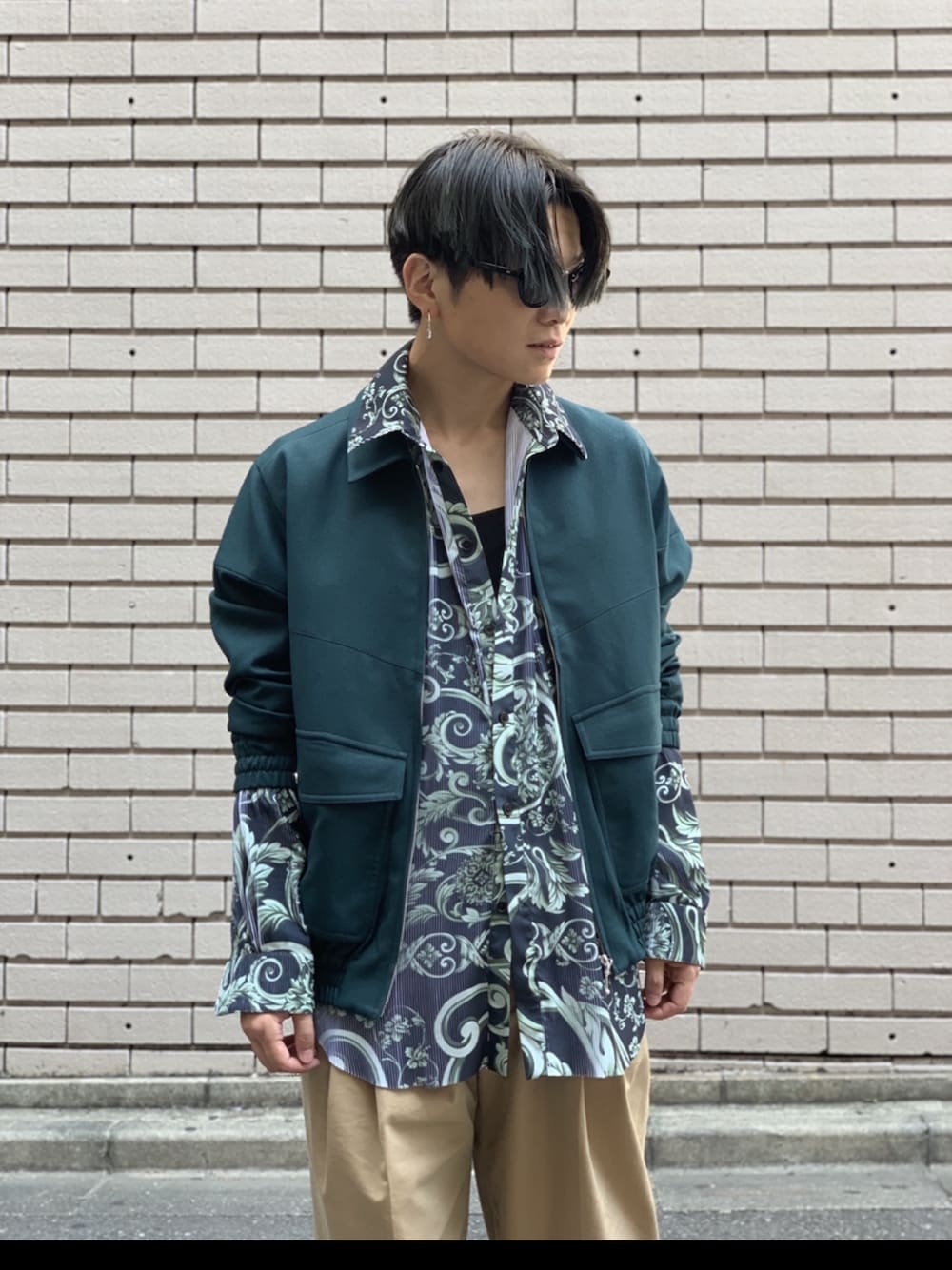 「シンプル、グリーン、ゆるコーデ、ブルゾン、ジャケット、大人カジュアル、モード、ワーク、柄シャツ、ワントーンコーデ」｜「KIKO KOSTADINOVのアイテム（ジャケット/アウター、グリーン系）」を使った、Hideya -吾亦紅-さん（メンズ・173cm）の夏コーディネートの1枚目の写真