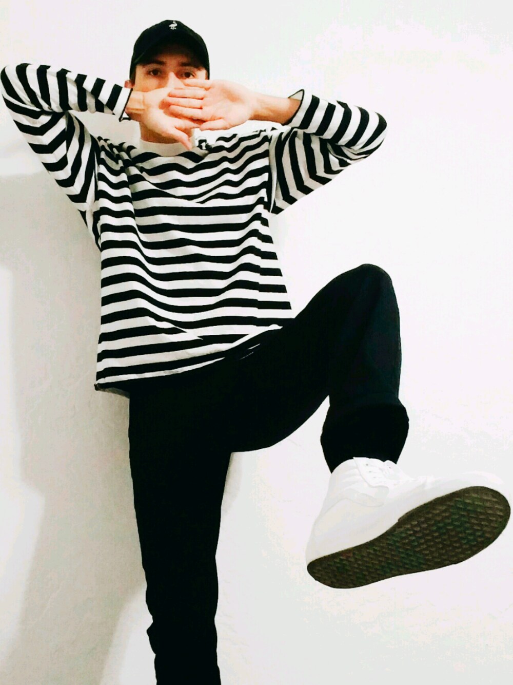 「stripes #vans #pacsun 」｜「PacSunのアイテム（Tシャツ/カットソー、ホワイト系）」を使った、Keiluhn Pulisさん（メンズ・178cm）の冬コーディネートの1枚目の写真