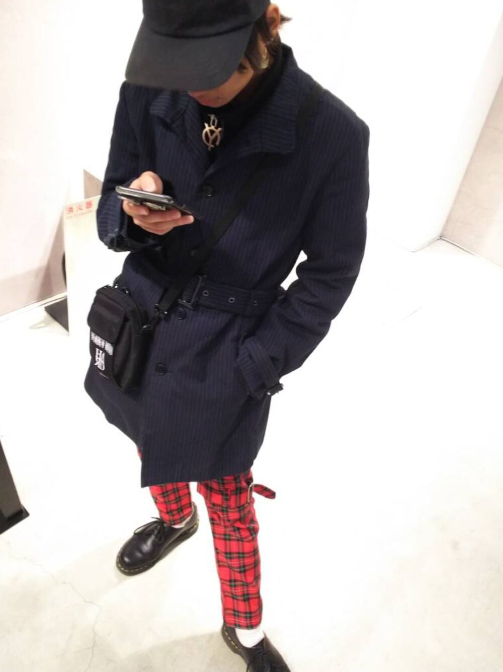 「いいねいらない、冬コーデ、きれいめカジュアル、黒、Dr.Martens、トレンチコート、ootd、赤チェック、おしゃれさんと繋がりたい、プチプラ」｜「ANTI SOCIAL SOCIAL CLUBのアイテム（キャップ、ブラック系）」を使った、ソラさん（メンズ・165cm）の冬コーディネートの1枚目の写真