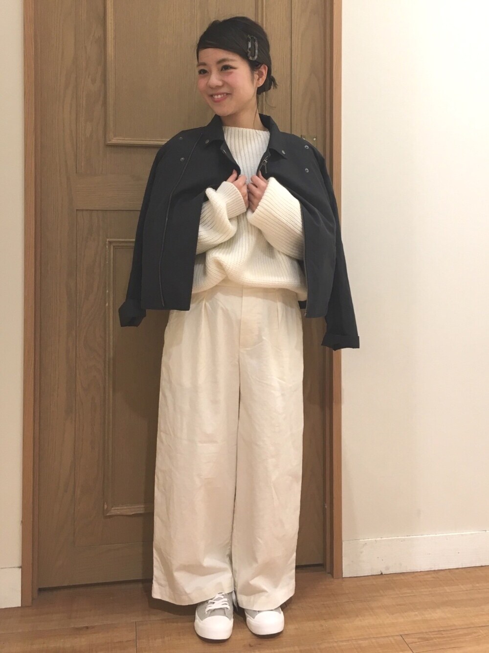 「オトナカジュアル、ゆるコーデ、ニット、casual、スニーカー、studio clip、studioclip、スタディオクリップ(studio CLIP)、ライダース、ホワイトコーデ」｜「studio CLIPの5ゲージカラー片畦プルオーバー（ニット/セーター、ホワイト系）」を使った、studio CLIP saitoさん（レディース・148cm）の冬コーディネートの1枚目の写真