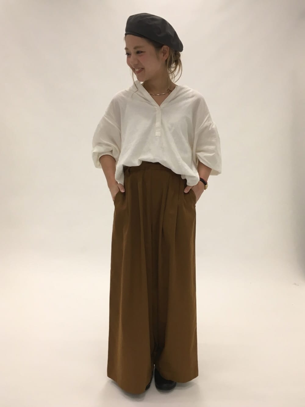 ホワイト系のシャツ/ブラウス、ブラウン系のその他パンツ、ブラック系のスニーカーを着用したレディースの夏コーディネートの1枚目の写真
