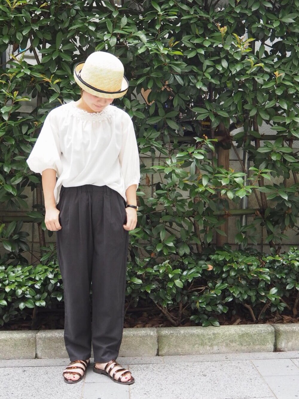 その他のサンダル、ホワイト系のシャツ/ブラウス、その他のその他パンツを着用したレディースの夏コーディネートの1枚目の写真