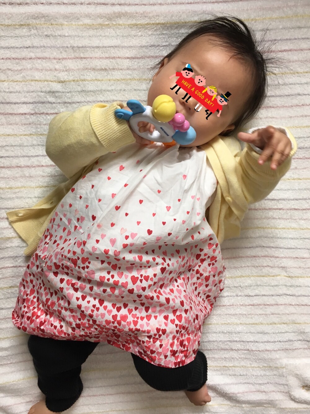 「女の子、4ヶ月、babygap、ベルメゾン、西松屋、お散歩コーデ、へんなポーズ」｜「西松屋のアイテム（カーディガン/ボレロ、イエロー系）」を使った、じゃすみんさん（キッズ・60cm）の春コーディネートの1枚目の写真
