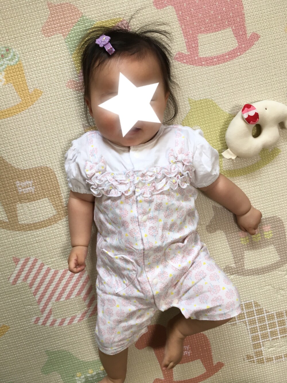 「女の子、6ヶ月、ベビザラス、ダイソー、ヘアピン、ロンパース、totalitat、予防接種、80cm」｜「DAISOのアイテム（ヘアピン、パープル系）」を使った、じゃすみんさん（キッズ・60cm）の春コーディネートの1枚目の写真