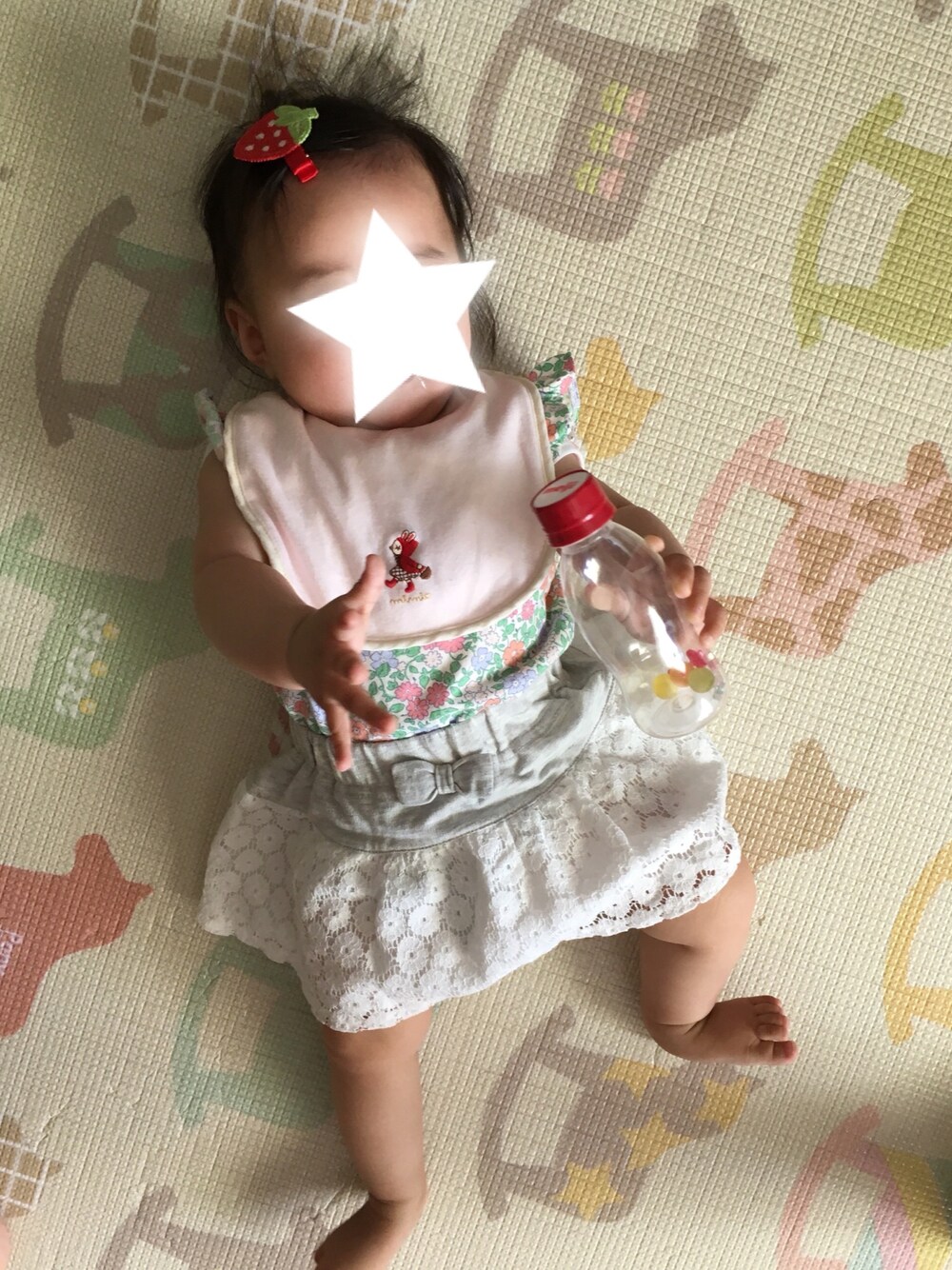 「女の子、6ヶ月、DAISO、KP、babygap、西松屋、手作り、ガラガラ、70cm、80cm」｜「DAISOのアイテム（ヘアピン、レッド系）」を使った、じゃすみんさん（キッズ・60cm）の夏コーディネートの1枚目の写真