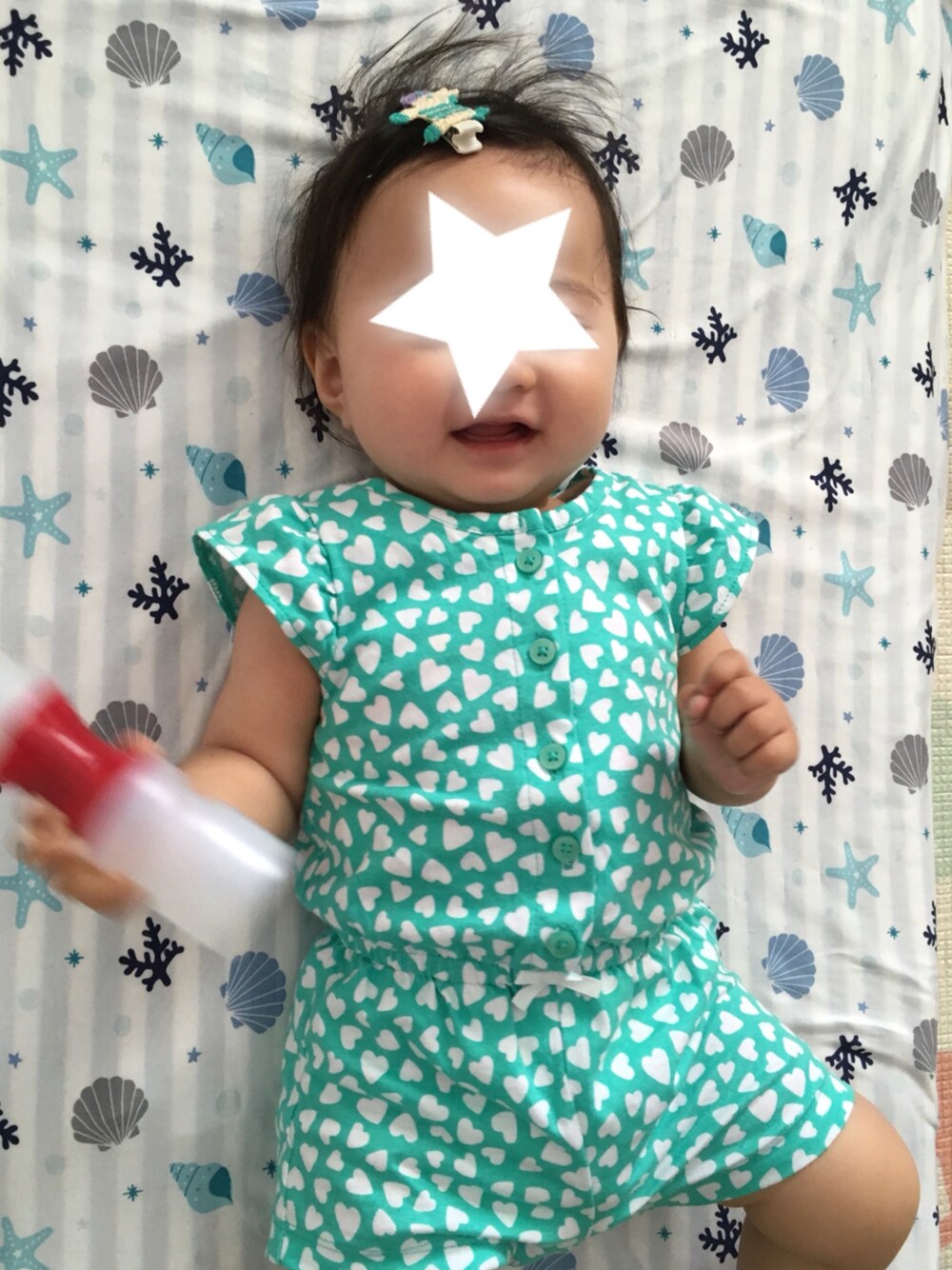 グリーン系のヘアピン、グリーン系のロンパースを着用したキッズの夏コーディネートの1枚目の写真