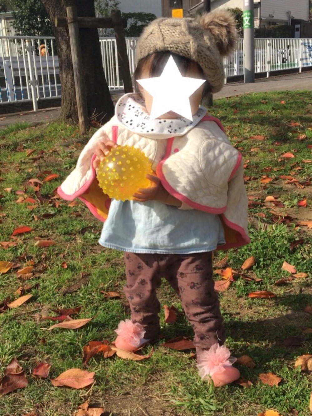 「女の子、1歳、DAISO、UNIQLO、babygap、BREEZE、attipas、80cm、90cm、11.5cm」｜「DAISOのアイテム（ハンチング/ベレー帽、ベージュ系）」を使った、じゃすみんさん（キッズ・70cm）の秋コーディネートの1枚目の写真