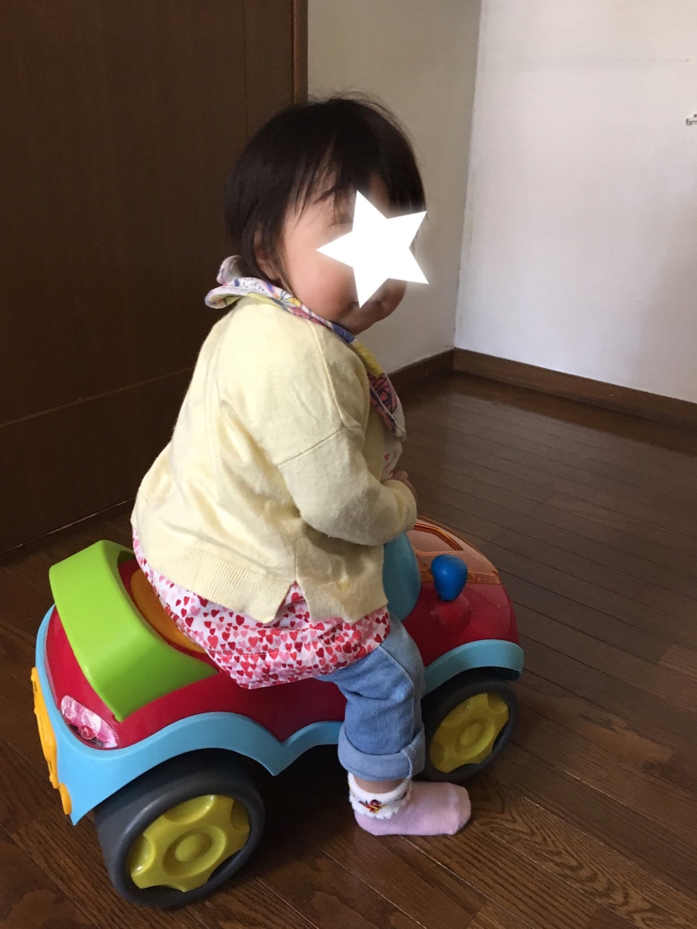 「女の子、1歳1ヶ月、西松屋、babygap、80cm、90cm」｜「西松屋のアイテム（カーディガン/ボレロ、イエロー系）」を使った、じゃすみんさん（キッズ・70cm）の冬コーディネートの1枚目の写真