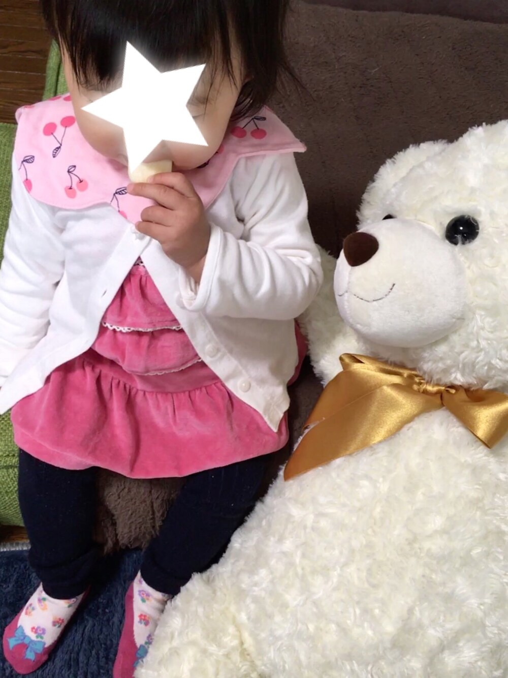「女の子、1歳1ヶ月、アナスイミニ、トイザらス、ユニクロ、80cm、90cm」｜「Toysrusのアイテム（スタイ/よだれかけ、ピンク系）」を使った、じゃすみんさん（キッズ・70cm）の冬コーディネートの1枚目の写真