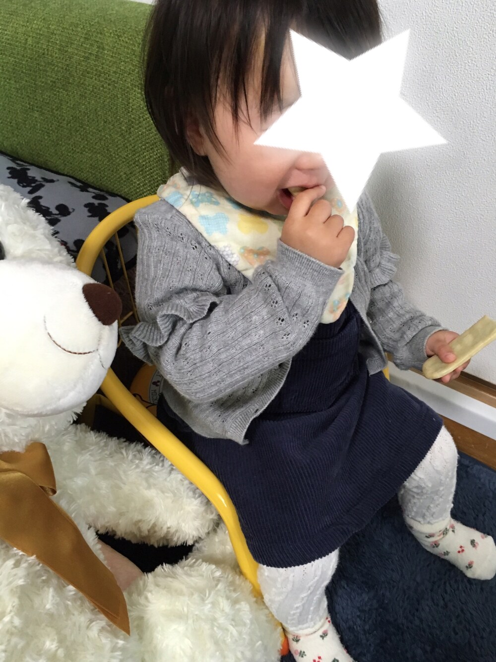 「女の子、1歳3ヶ月、80cm、90cm、トイザらス、ユニクロ、ベイビーギャップ、ジャンパースカート」｜「babyGAPのアイテム（カーディガン/ボレロ、グレー系）」を使った、じゃすみんさん（キッズ・70cm）の冬コーディネートの1枚目の写真