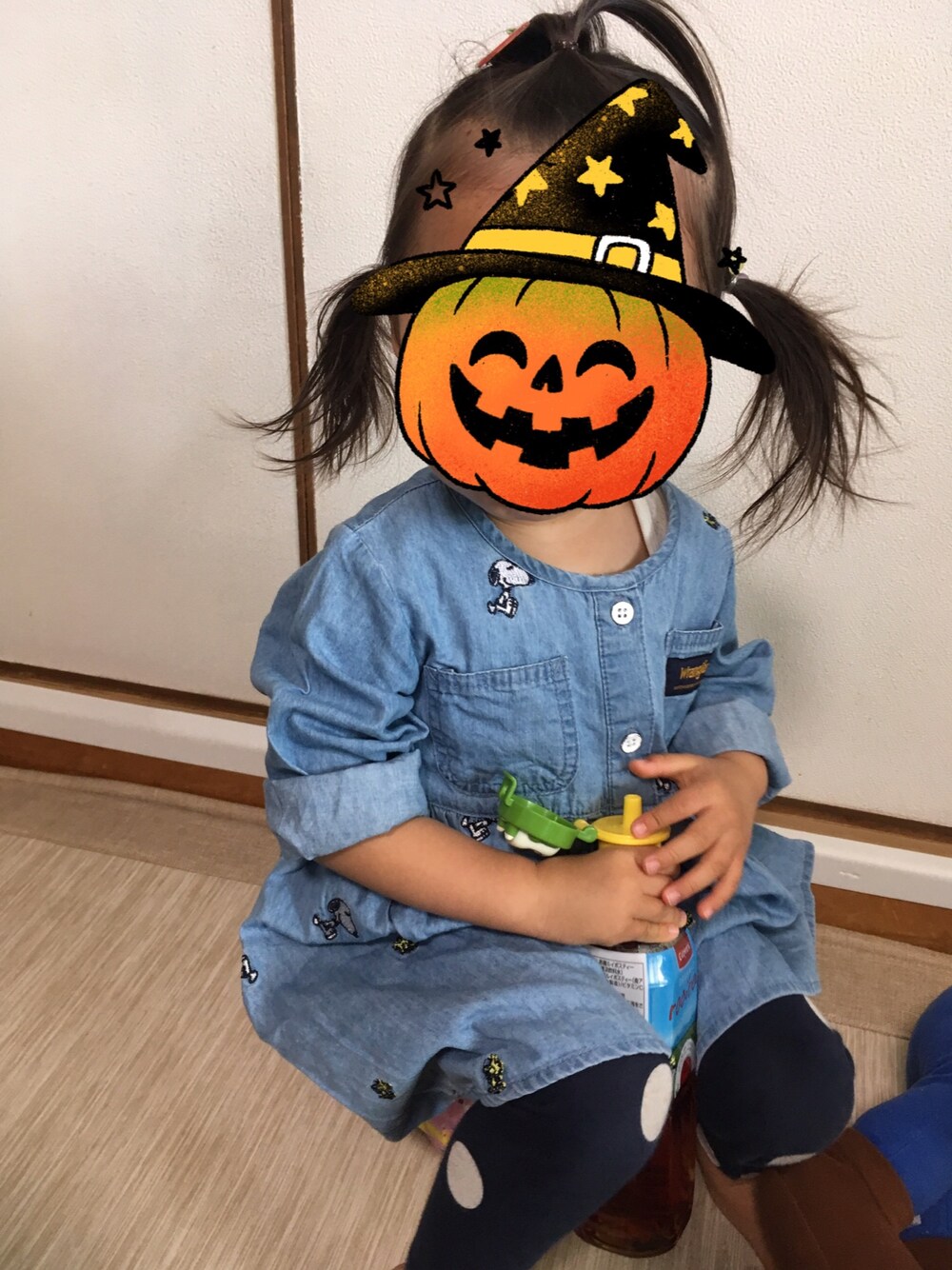 「スヌーピー、1歳10ヶ月、95cm、Wrangler、GAP、ワンピース、デニムワンピース」｜「Wranglerのアイテム（ワンピース/ドレス、ブルー系）」を使った、じゃすみんさん（キッズ・70cm）の秋コーディネートの1枚目の写真