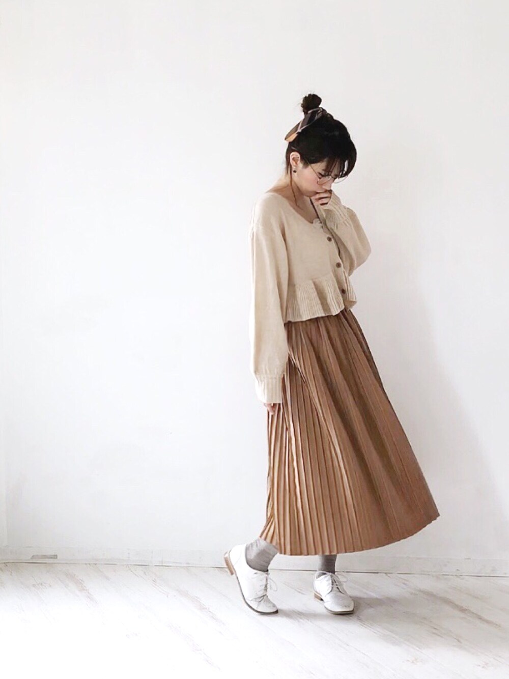 「秋のコーデ、秋コーデ、秋、ゆるコーデ、ゆるニット、ショートカーディガン、ワントーンコーデ、プリーツスカート、w closet、earth music&ecology」｜「w closetのフリル編みフレア袖カーディガン（ニット/セーター、ベージュ系）」を使った、cotoさん（レディース・158cm）の秋コーディネートの1枚目の写真