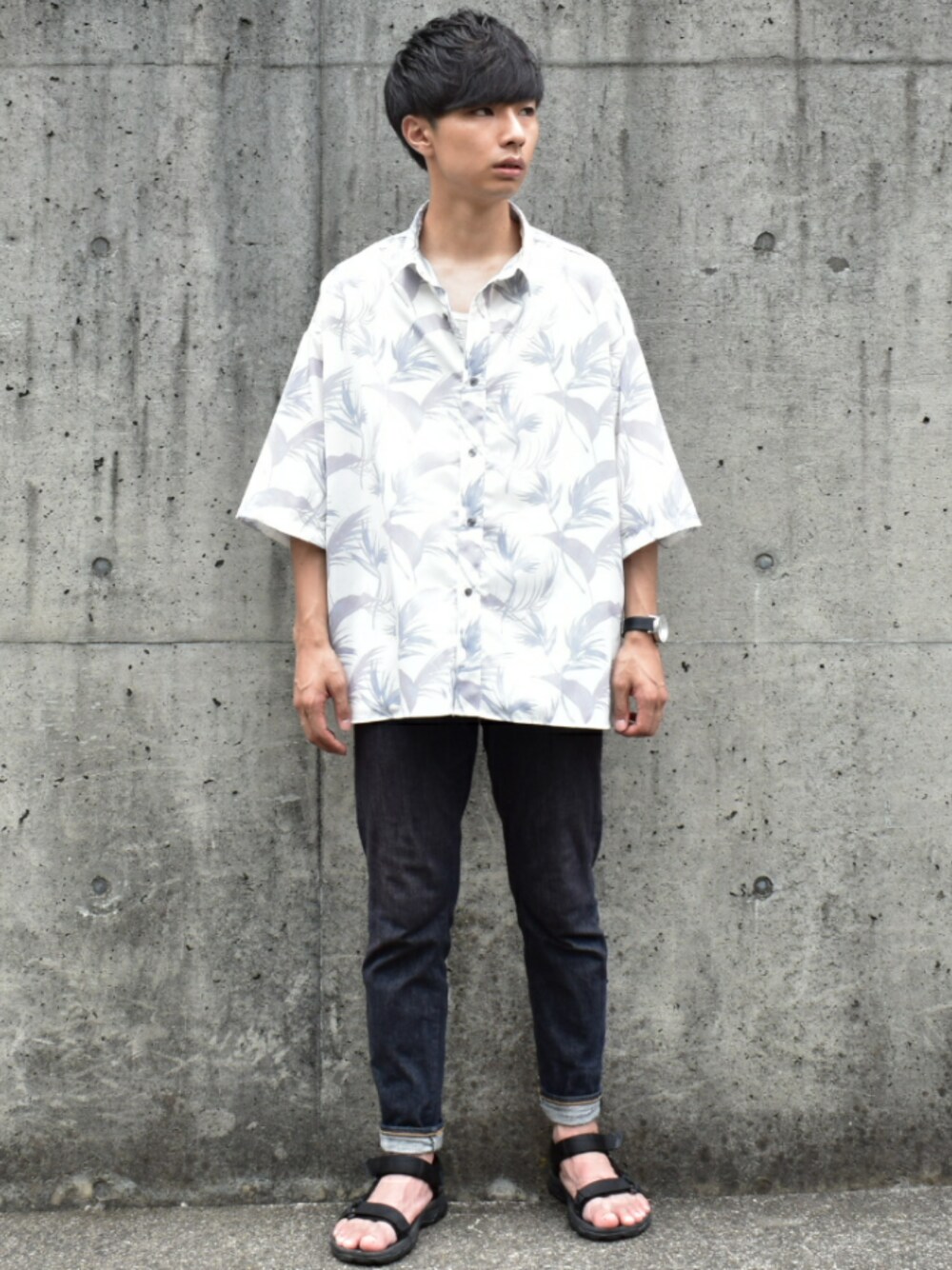 ブラック系のサンダル、ホワイト系のシャツ/ブラウス、ブラック系のデニムパンツを着用したメンズの夏コーディネートの1枚目の写真