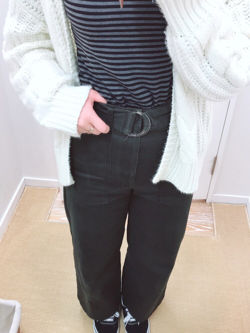 「カジュアルコーデ、シンプルコーデ、大人カジュアル、ラフ、スニーカー、おしゃれさんと繋がりたい、ootd、GU」｜「UNIQLOのアイテム（その他トップス、グレー系）」を使った、chihiroさん（レディース・162cm）の冬コーディネートの1枚目の写真