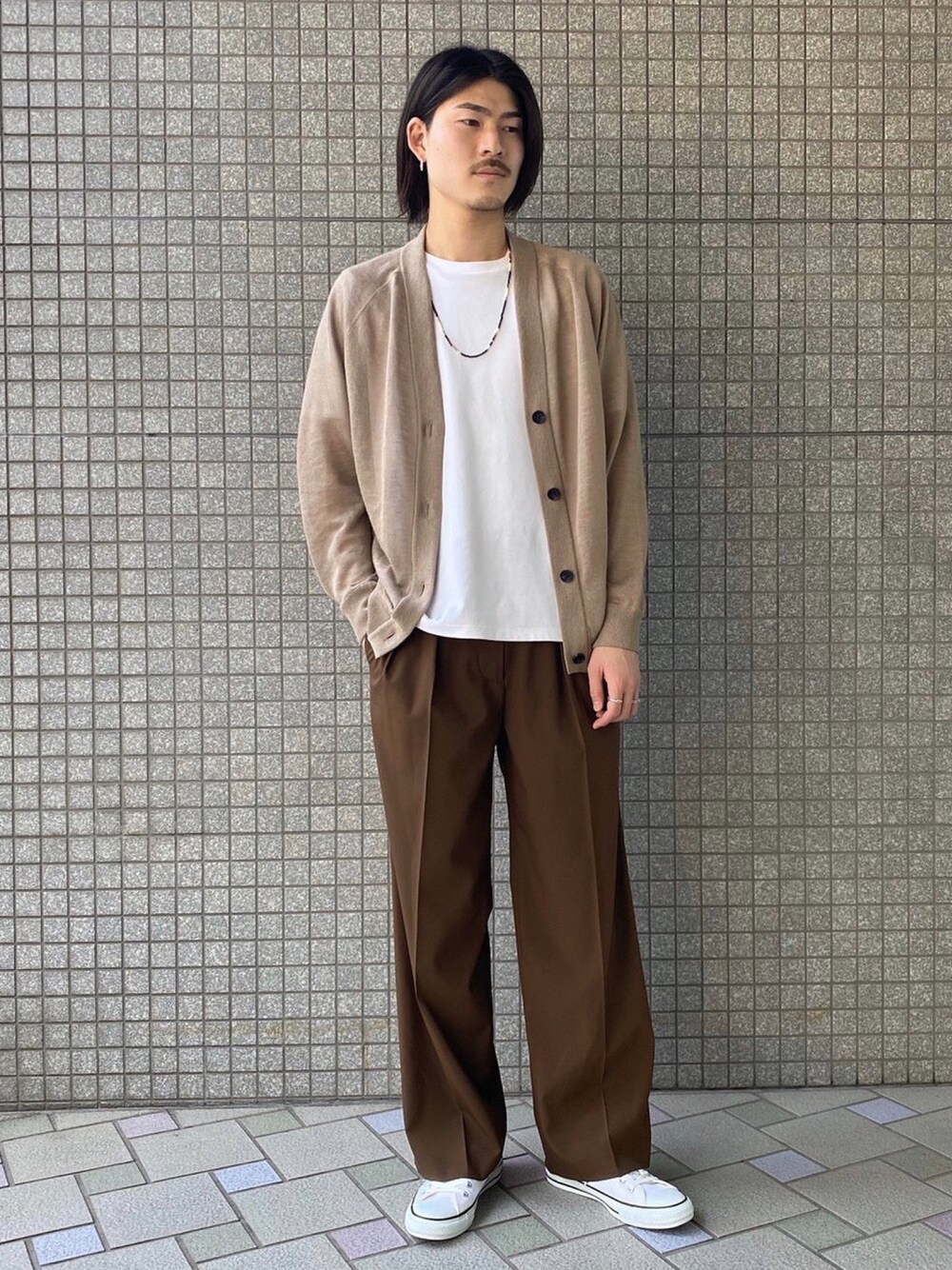 「シンプルコーデ、大人カジュアル、おしゃれさんと繋がりたい、スニーカーコーデ、きれいめカジュアル、ラクチンコーデ、カジュアルコーデ、おうちスタイル、はるコーデ、キレイめ」｜「PUBLIC TOKYOの極 COCO(ココ)クルーネックTシャツ（圧倒的な『COCOち良さ』を実現するComfortable Cotton使用）（Tシャツ/カットソー、ホワイト系）」を使った、sasarei0131さん（メンズ・180cm）の春コーディネートの1枚目の写真