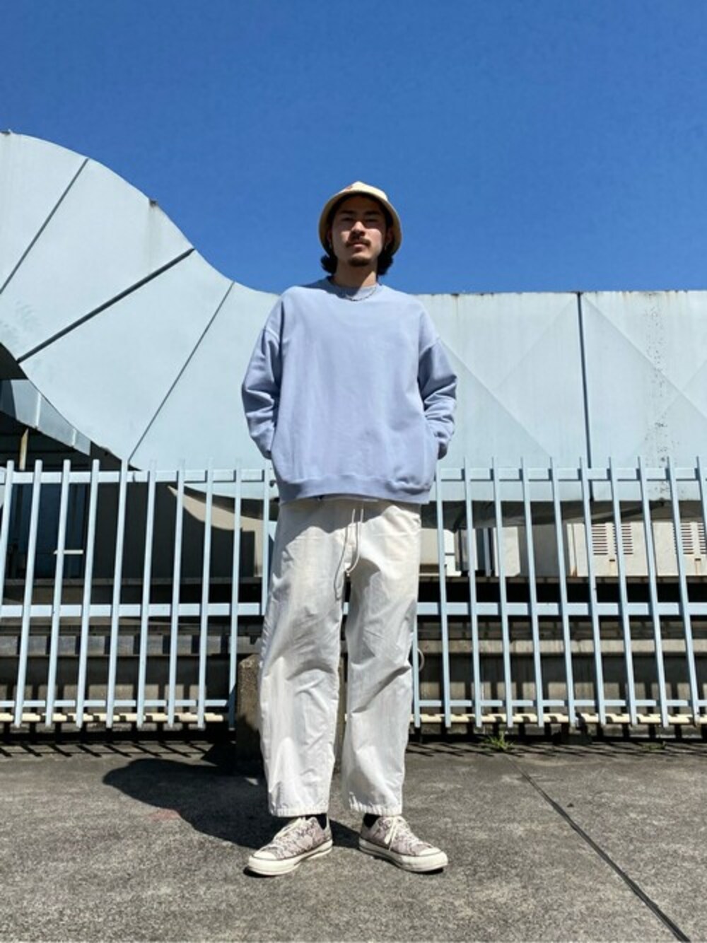 「無地、スタイリング、新作、コーディネート、カジュアルコーデ」｜「PUBLIC TOKYOのNEW 極クルーネックプルオーバースウェット/無地（スウェット、ブルー系）」を使った、sasarei0131さん（メンズ・180cm）の春コーディネートの1枚目の写真