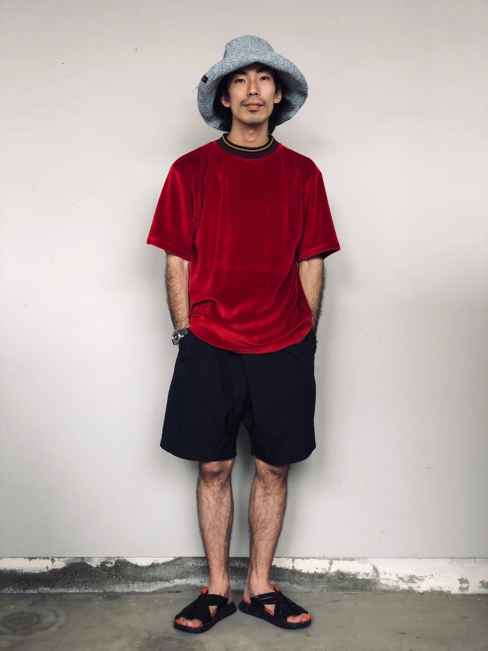 「Johnbull Private labo、johnbull、ジョンブル　プライベート　ラボ(Johnbull Private labo)、ジョンブル、赤、黒、Tシャツ、ショーツ、ストローハット」｜「FRESHJIVEのアイテム（Tシャツ/カットソー、レッド系）」を使った、141_sanさん（メンズ・175cm）の夏コーディネートの1枚目の写真