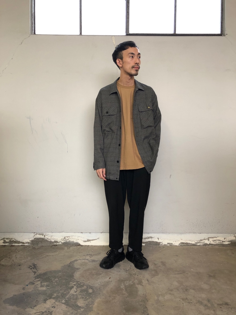 「Johnbull Private labo、johnbull、ジョンブル　プライベート　ラボ(Johnbull Private labo)、ジョンブル、秋のコーデ、チェック、ワイドパンツ、スニーカー」｜「Johnbullのシャツジャケット（その他アウター、グレー系）」を使った、141_sanさん（メンズ・174cm）の秋コーディネートの1枚目の写真
