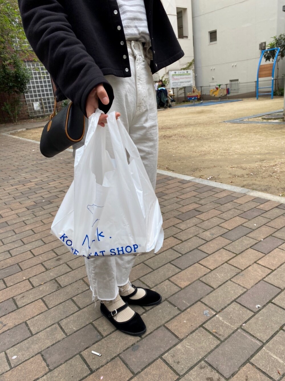 「春コーデ、シンプルコーデ、agnes b.、ボーダートップス、おうち時間」｜「ZARAのアイテム（その他パンツ、ホワイト系）」を使った、Mさん（レディース・160cm）の春コーディネートの1枚目の写真