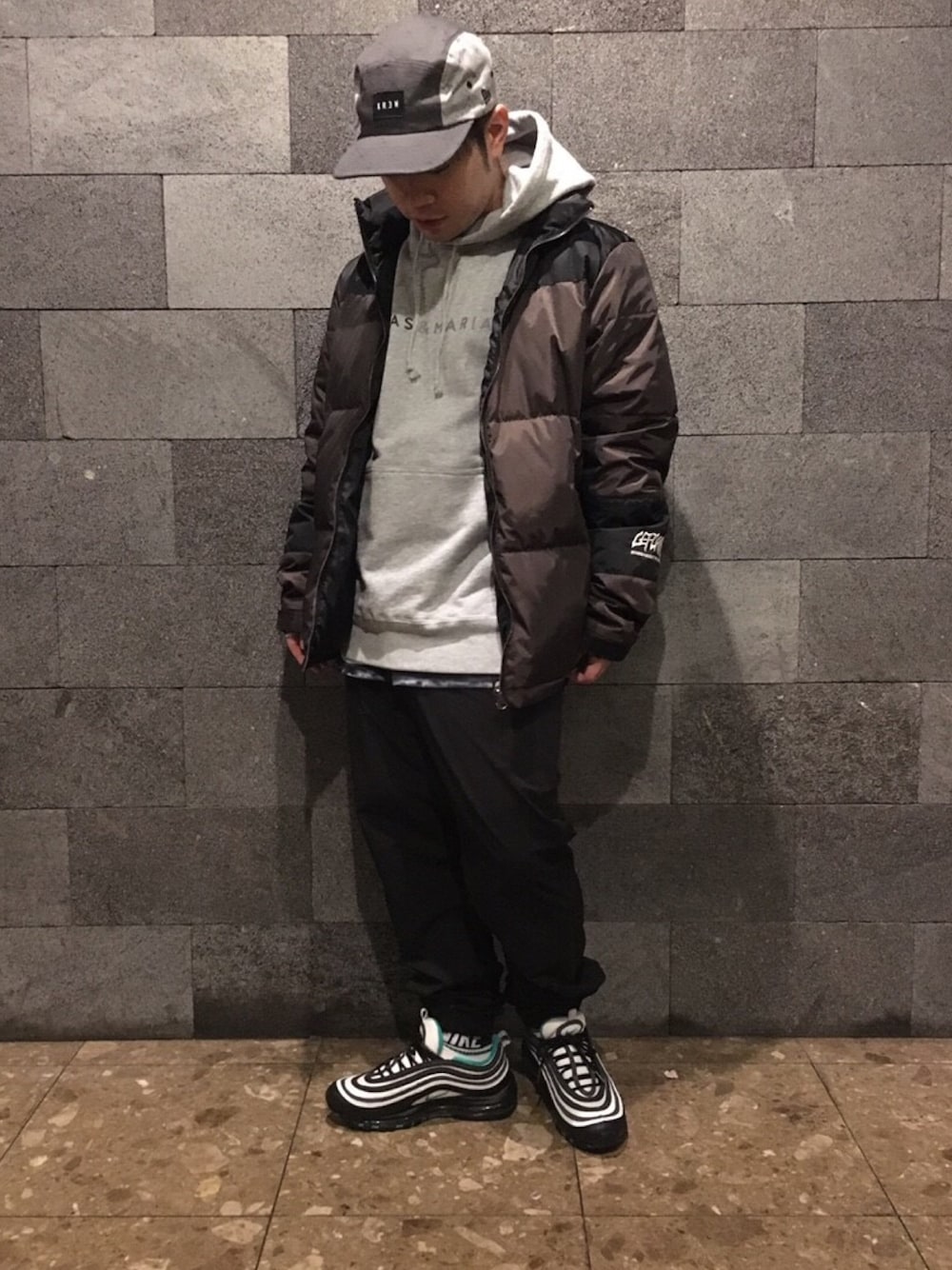 グレー系のパーカー、その他のダウンジャケット/コート、ブラック系のTシャツ/カットソーを着用したメンズの冬コーディネートの1枚目の写真