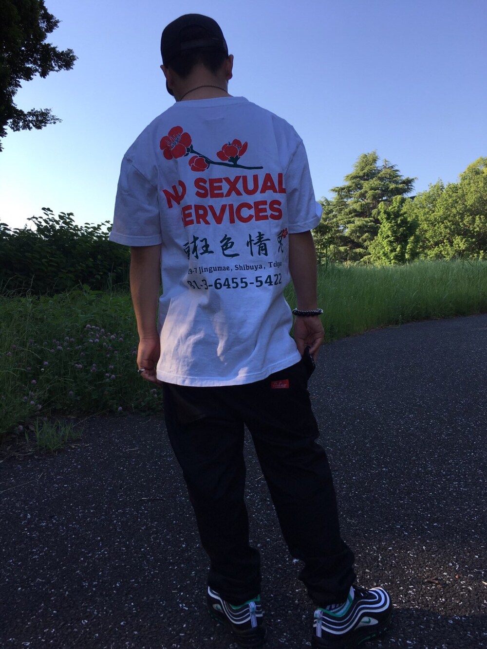 「休日スタイル、白Tシャツ、夏、ストリート、FR2 梅、COOKMAN、スニーカー、ゆるコーデ、キャップ」｜「COACHのアイテム（キャップ、ブラック系）」を使った、M4S4T0さん（メンズ・160cm）の春コーディネートの1枚目の写真