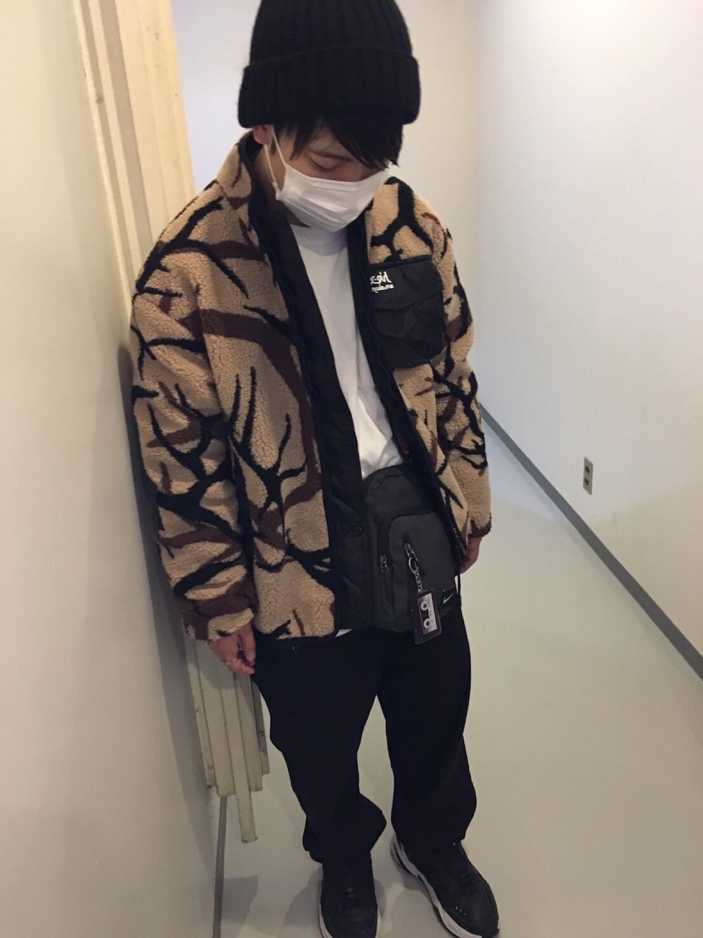 「秋コーデ、おしゃれさんと繋がりたい、いいね、save、フォローお願いします🤑、ベージュ、ブラウン、x-girl、XLARGE、NIKE、スニーカー」｜「NIKEのアイテム（メッセンジャーバッグ、グレー系）」を使った、M4S4T0さん（メンズ・160cm）の秋コーディネートの1枚目の写真