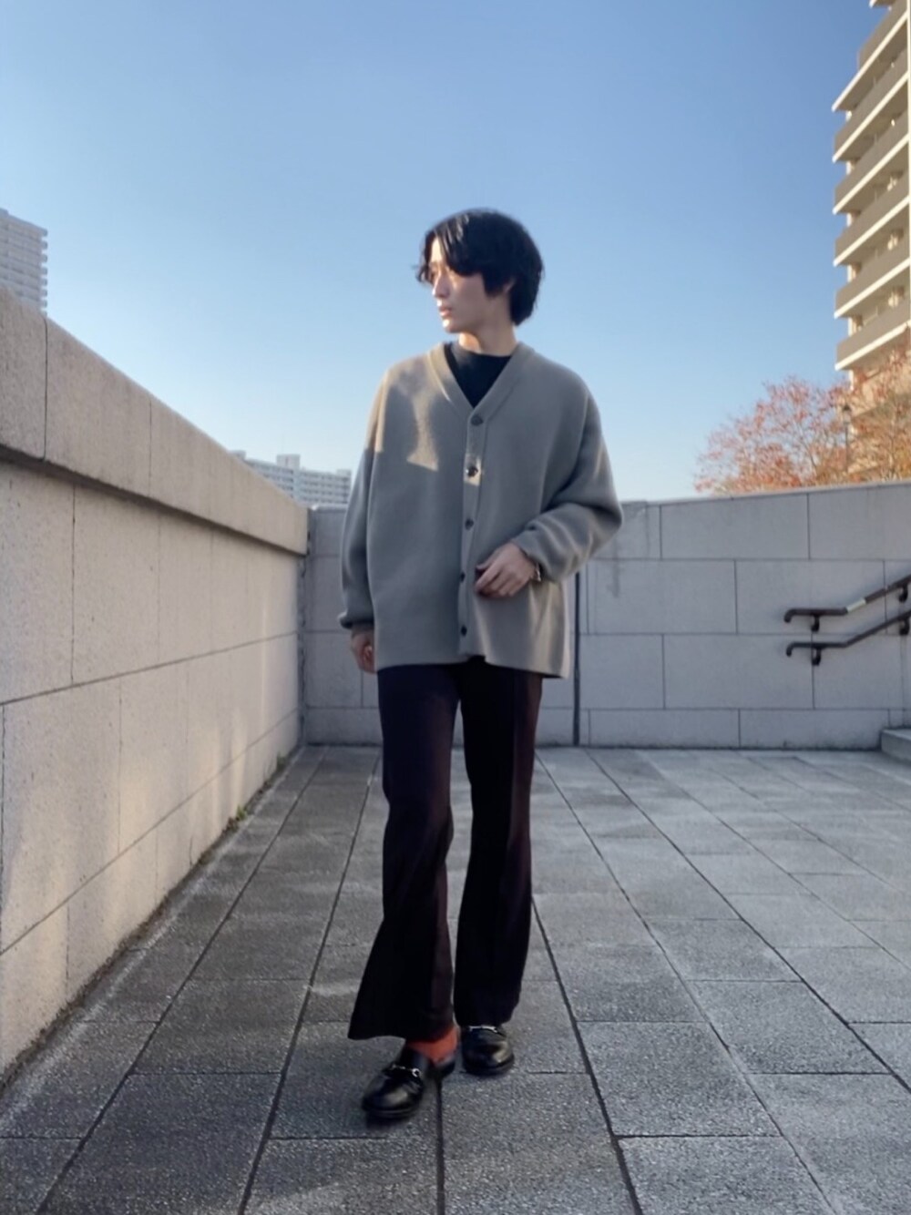 「秋冬コーデ、N.HOOLYWOOD、STUDIOUS、UNIQLO、LIBERTAS」｜「STUDIOUSの【STUDIOUS】ニットツイルセットアップフレアスラックス（スラックス、ブラウン系）」を使った、ゆーさくさん（メンズ・172cm）の冬コーディネートの1枚目の写真