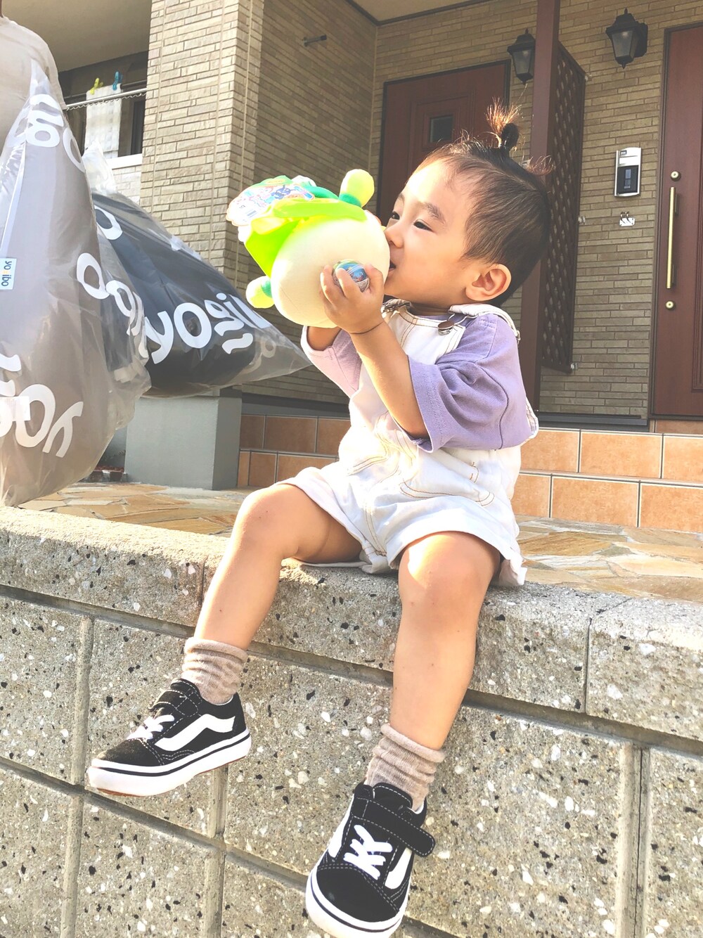 ホワイト系のサロペット/オーバーオール、パープル系のTシャツ/カットソーを着用したキッズの夏コーディネートの1枚目の写真