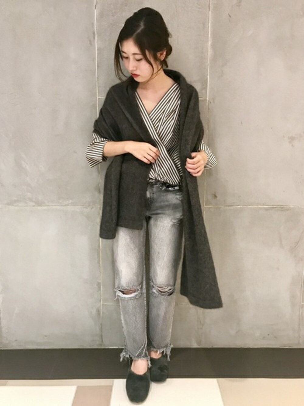 「ストール、シャツスタイル、ミュール、SHIPS for women」｜「SHIPSのUPPER HIGHTS:THE HIS SILVER（デニムパンツ、グレー系）」を使った、清水さん（レディース・154cm）の秋コーディネートの1枚目の写真