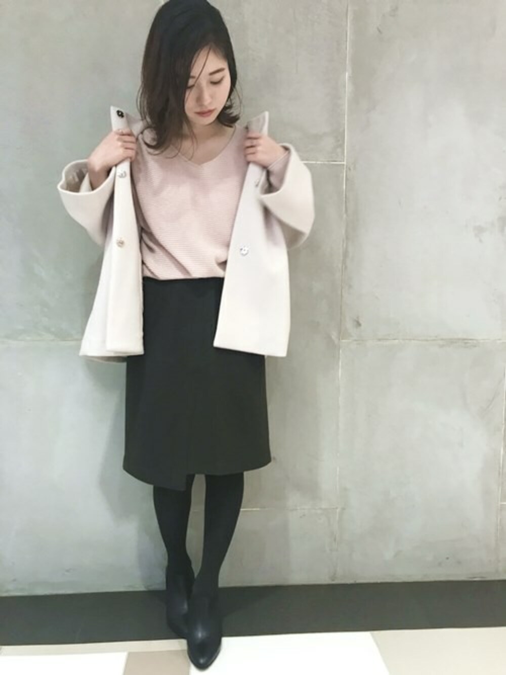 「タイトスカート、Vネックニット、ショートコート、SHIPS for women」｜「SHIPSのウールカシミヤVネックプルオーバー◇（ニット/セーター、ピンク系）」を使った、清水さん（レディース・154cm）の冬コーディネートの1枚目の写真