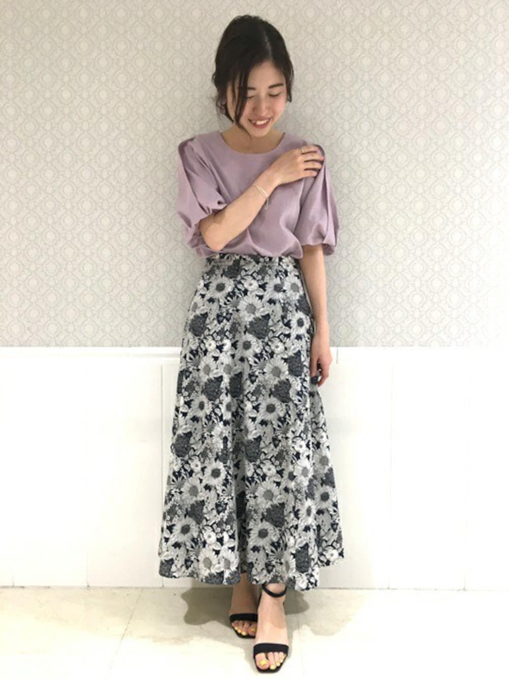「ブラウス、ラベンダー、シップス フォー ウィメン(SHIPS for women)、SHIPS for women、トレンドカラー」｜「SHIPSの重ねスリーブブラウス（シャツ/ブラウス、パープル系）」を使った、清水さん（レディース・154cm）の春コーディネートの1枚目の写真
