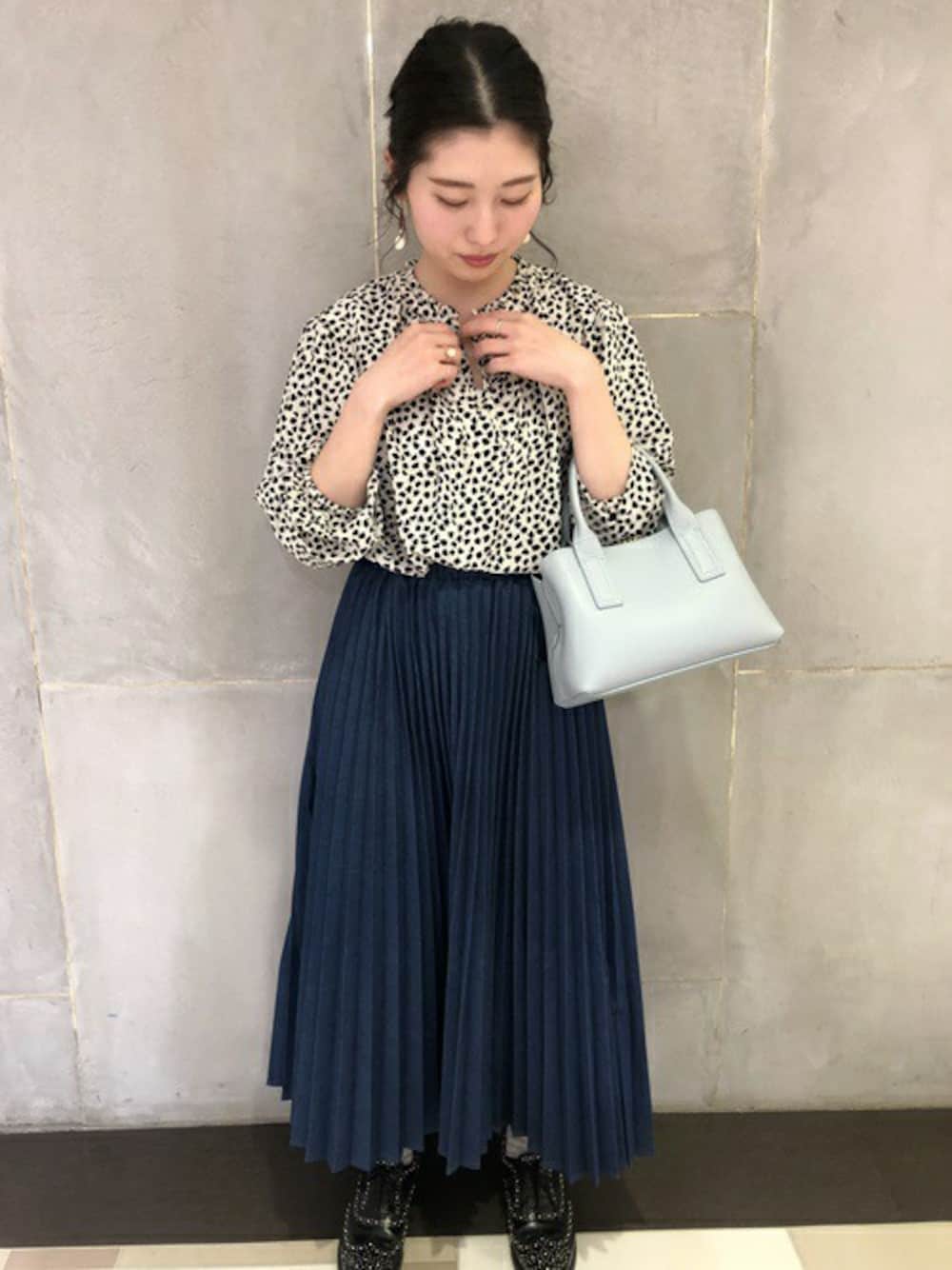 「デニム、ブラウス、レオパード、２ＷＡＹ、プリーツスカート、シップス フォー ウィメン(SHIPS for women)、SHIPS for women」｜「SHIPSの2WAYレオパードハイネックブラウス◆（シャツ/ブラウス、ホワイト系）」を使った、清水さん（レディース・154cm）の冬コーディネートの1枚目の写真