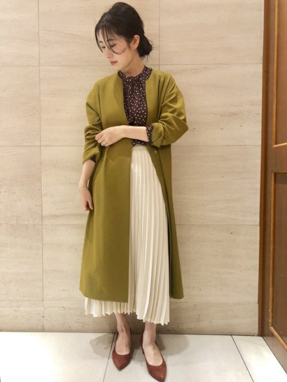 「コート、パンプス、マスタード、プリーツスカート、シップス フォー ウィメン(SHIPS for women)、太ヒール、ドットブラウス、秋コーデ、ハイネックブラウス、スエードスカート」｜「SHIPSのキーネックウールライクコート◇（その他アウター、イエロー系）」を使った、清水さん（レディース・154cm）の秋コーディネートの1枚目の写真