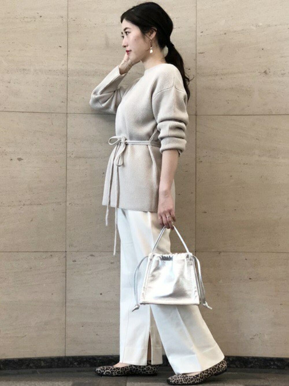 「セットアップ、フラットシューズ、キレイめ、FABIO RUSCONI 、シップス フォー ウィメン(SHIPS for women)、レオパードシューズ、シルバーバッグ、2WAYニット、スクエアトゥ、ドローストリングバッグ」｜「SHIPSのバックスリット2WAYニット（ニット/セーター、ベージュ系）」を使った、清水さん（レディース・154cm）の秋コーディネートの1枚目の写真